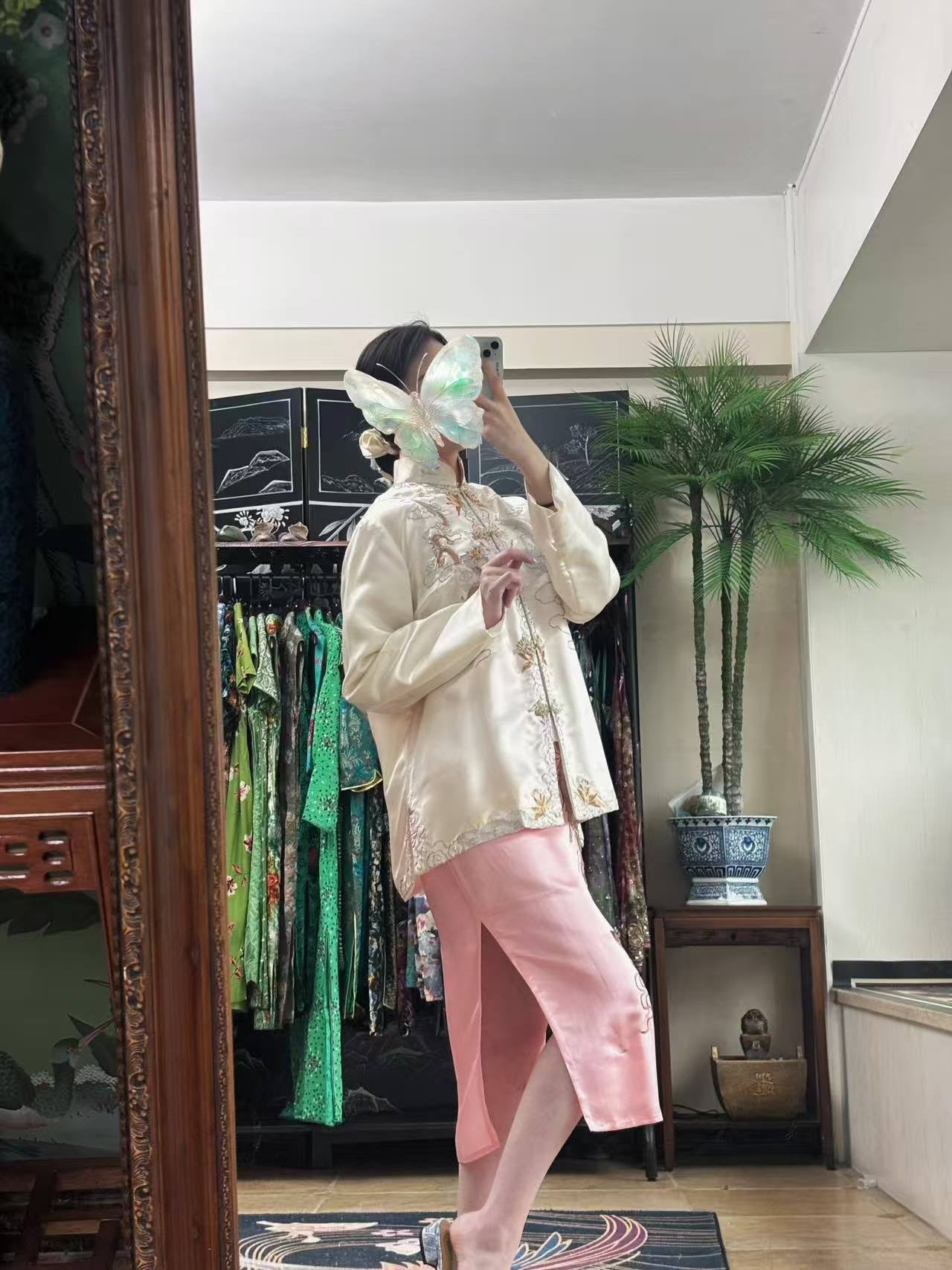 50年代 - 五十年代梅花牌龙凤呈祥旗袍短褂套装：粤绣盘金绣技艺与东方美学的古董遗珍 | 1950s - 1950s "Plum Blossom" Brand Dragon &amp; Phoenix Suit: An Archival Treasure of Yue Embroidery and Oriental Aesthetics