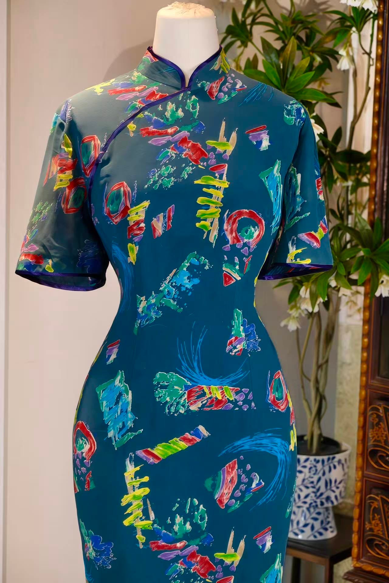 50年代 - 东方波普·五十年代香港墨蓝底童趣抽象印花古董旗袍 | 1950s - Oriental Pop: A 1950s Hong Kong Vintage Cheongsam in Midnight Blue with Childlike Abstract Print