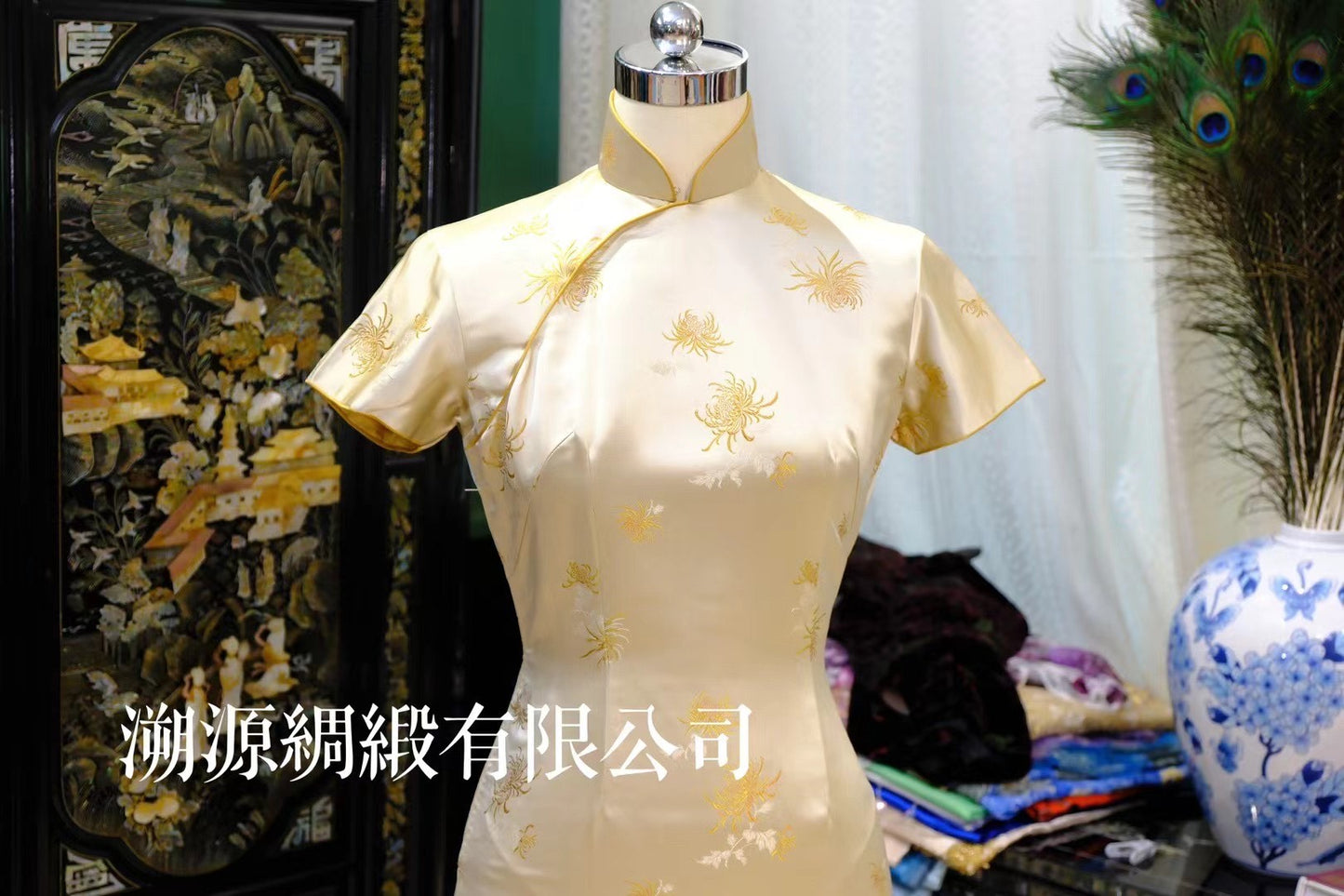 50年代 - 港工极简主义 鹅黄金菊织锦缎 精细线香绲饰 短袖三角腰 古董旗袍：【秋水芙蓉】| 1950s - Hong Kong Tailored Minimalist Goose Yellow Gold Chrysanthemum Brocade Fine Incense Piping Short-Sleeve Triangle Waist Antique Qipao: "Autumn Water Lotus"