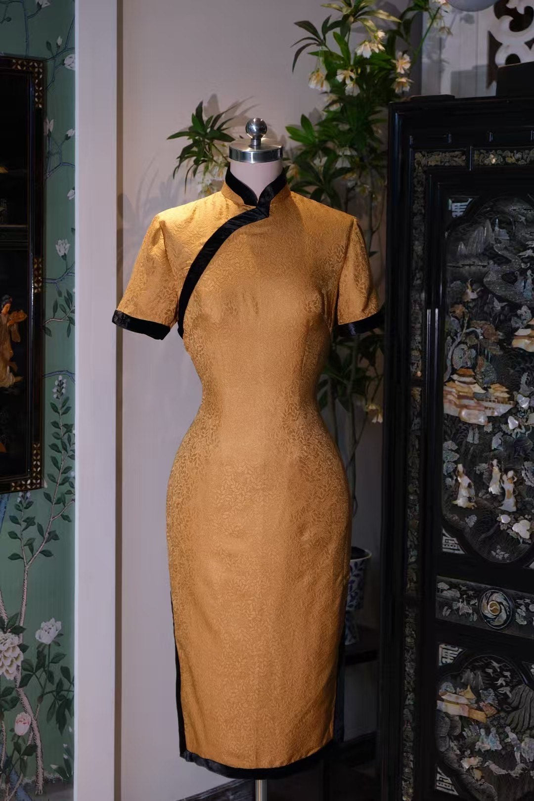 客订结缘 - 摩登复古：经典焦糖金色花卉提花短袖旗袍，配黑色丝绒滚边 | Customized Design - Modern Vintage Glamour: Classic Caramel Gold Floral Brocade Cheongsam with Black Velvet Trims