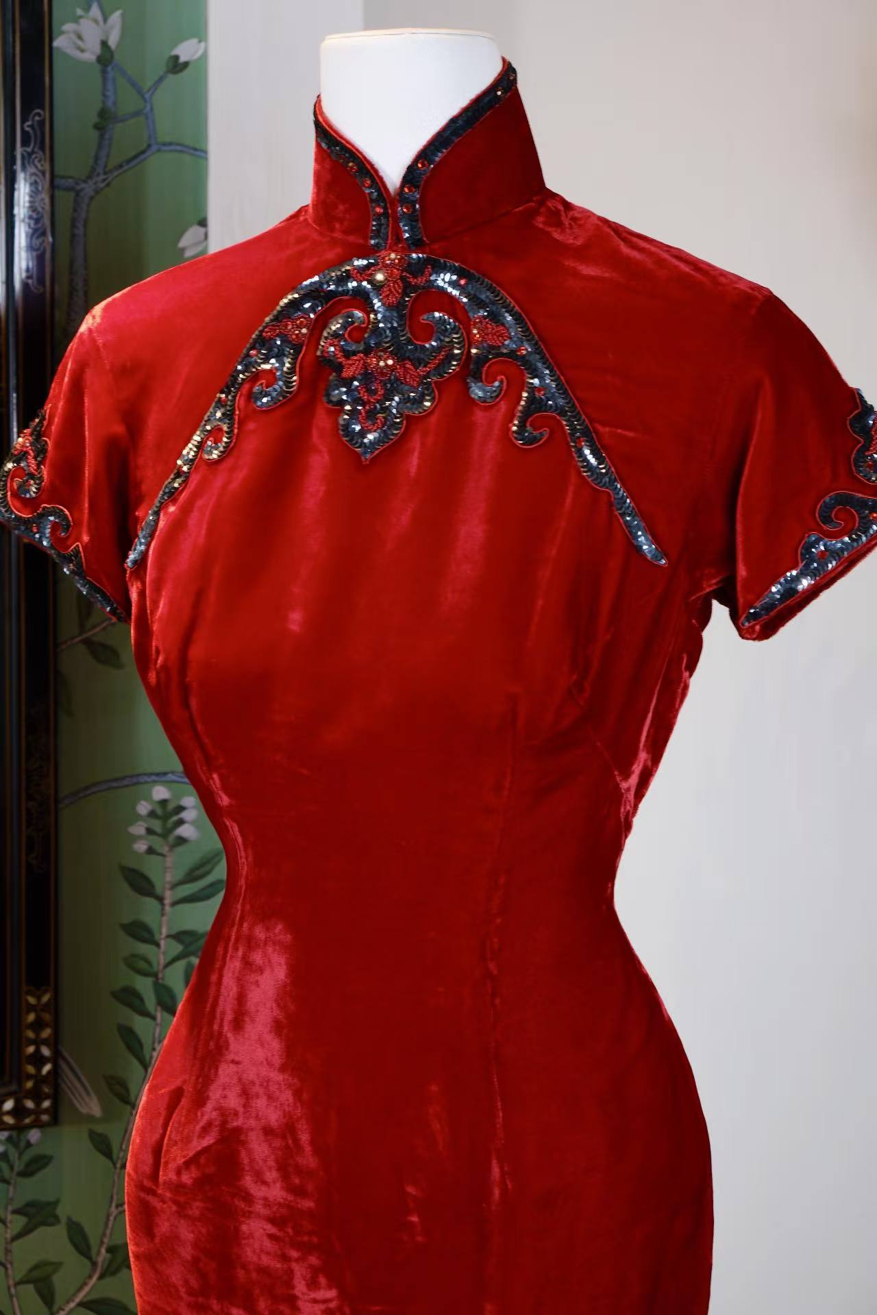 50年代 - 五十年代香港天鹅绒线香钉珠如意云头旗袍 | 1950s - A Pinnacle of 1950s Hong Kong Craftsmanship: The Velvet Beaded "Ruyi Cloud" Qipao