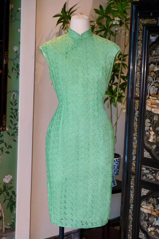 60年代 - 塞纳河畔・鹦哥绿法式蕾丝镂空・三角腰古董港式旗袍 (1960s 新加坡国立博物馆典藏) / 1960s - Seine Rhapsody: Parrot Green French Lace & Triangle Waist Vintage Hong Kong Qipao (1960s National Museum of Singapore Heritage)
