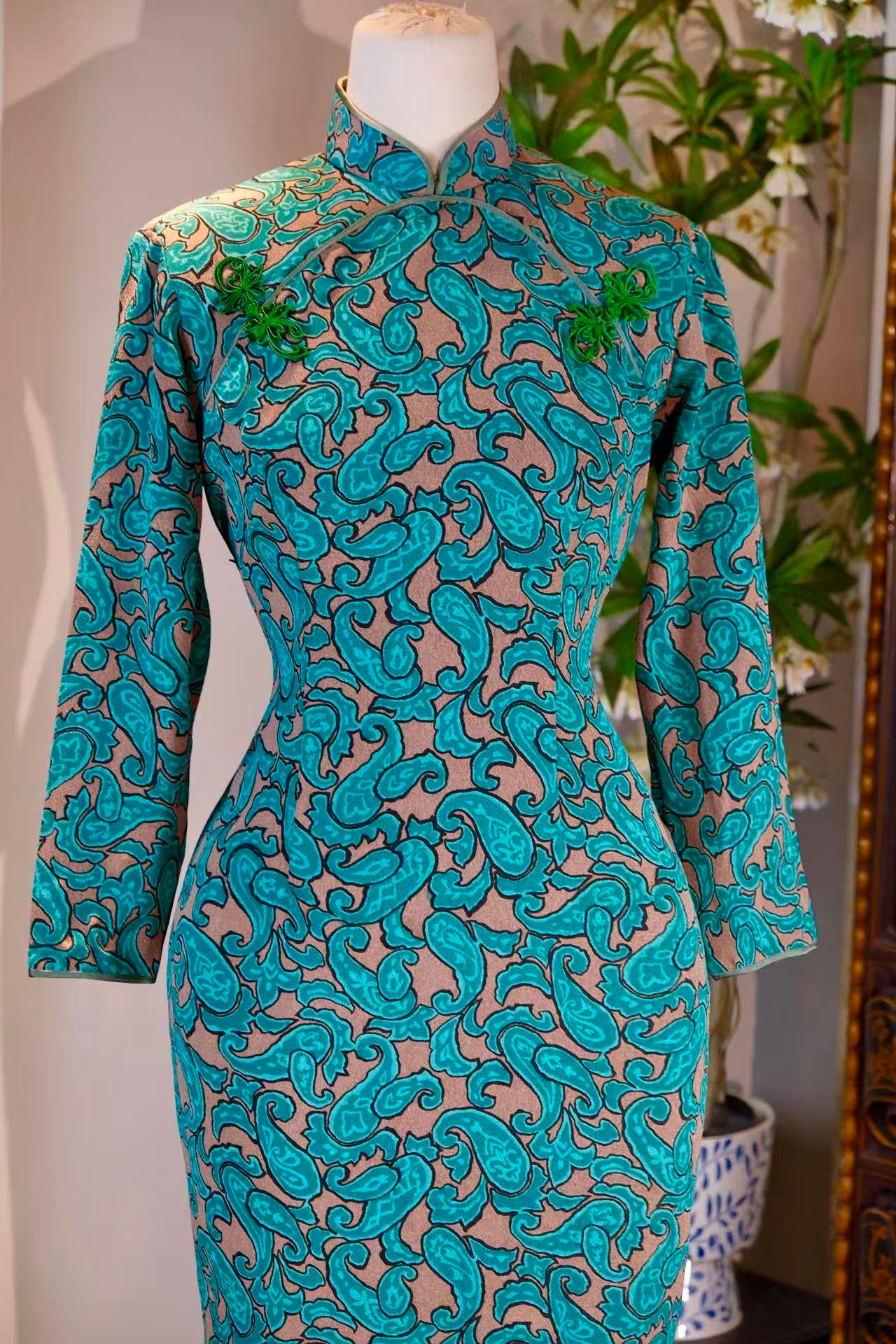 60年代 - 台湾制双圆襟嵌丝硬花扣佩斯利纹古董旗袍 | 1960s - A Vintage Taiwanese Cheongsam with Double-Round Placket, Wire-Inlaid Hard Buttons, and Paisley Motif