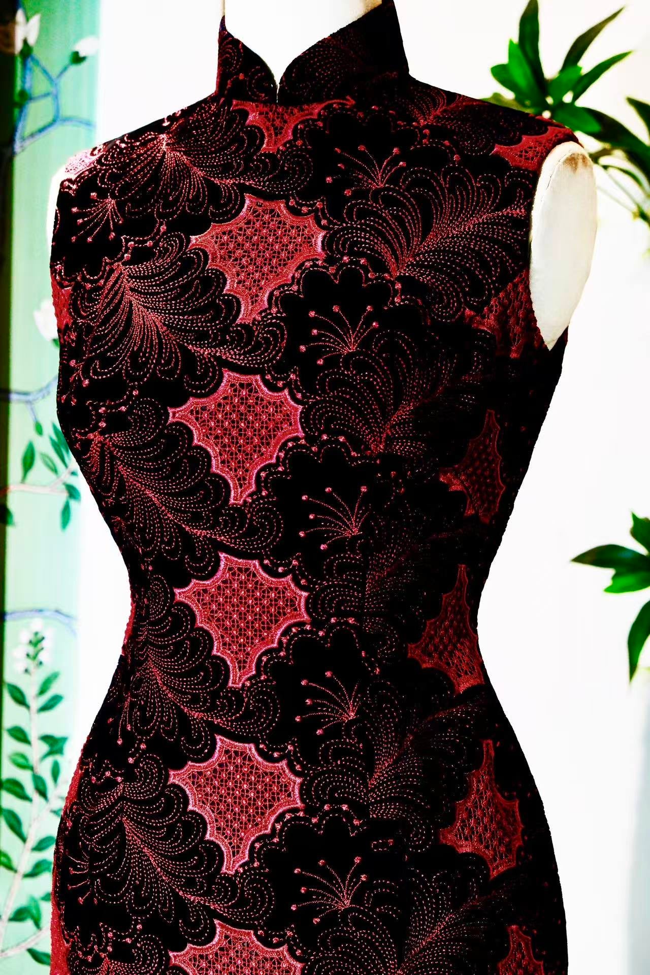 60年代 - 香港黑缎绒地海浪纹古董旗袍：ArtDeco东方转译的织绣孤本 | 1960s - A Vintage 1960s Hong Kong Cheongsam in Black Velvet with Scarlet Sea-Wave Embroidery