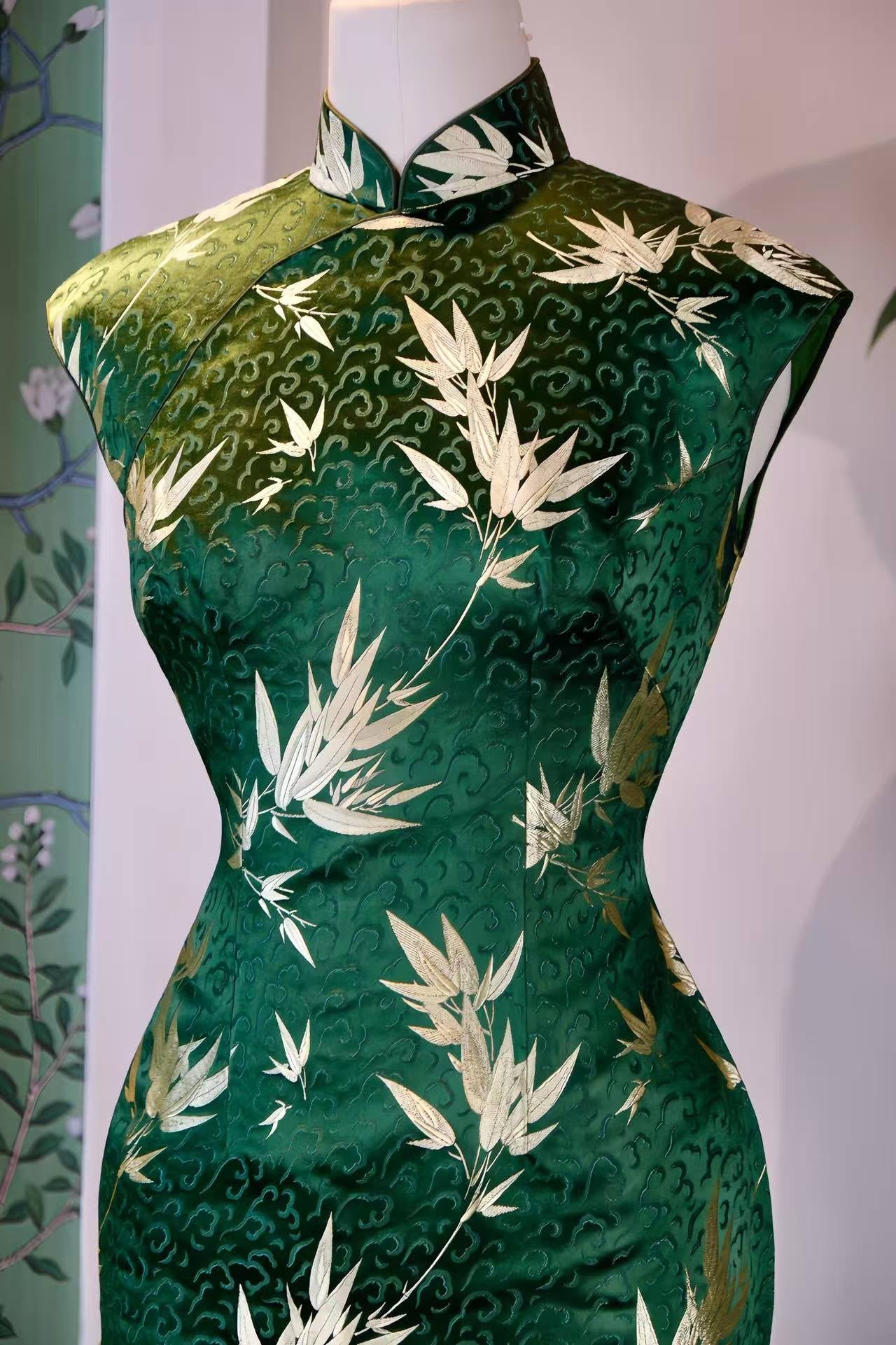 50年代 - 翠云摇金·五十年代香港织锦缎祥云如意金竹古董旗袍 | 1950s - Verdant Clouds and Shimmering Gold: A 1950s Hong Kong Vintage Cheongsam in Brocade Satin with Auspicious Clouds and Golden Bamboo
