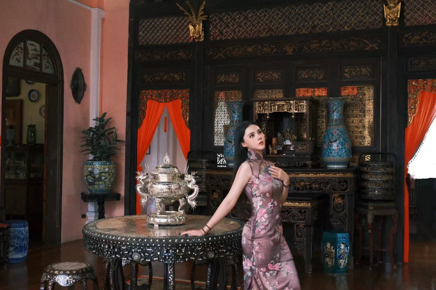 客定结缘 - Ruffo Coli 高定手工彩绘双层欧根纱无袖旗袍：《紫鸢花之恋》| Customized Design - Ruffo Coli Hand-Painted Haute Couture Double-Layer Organza Qipao: “Violet Iris Romance”