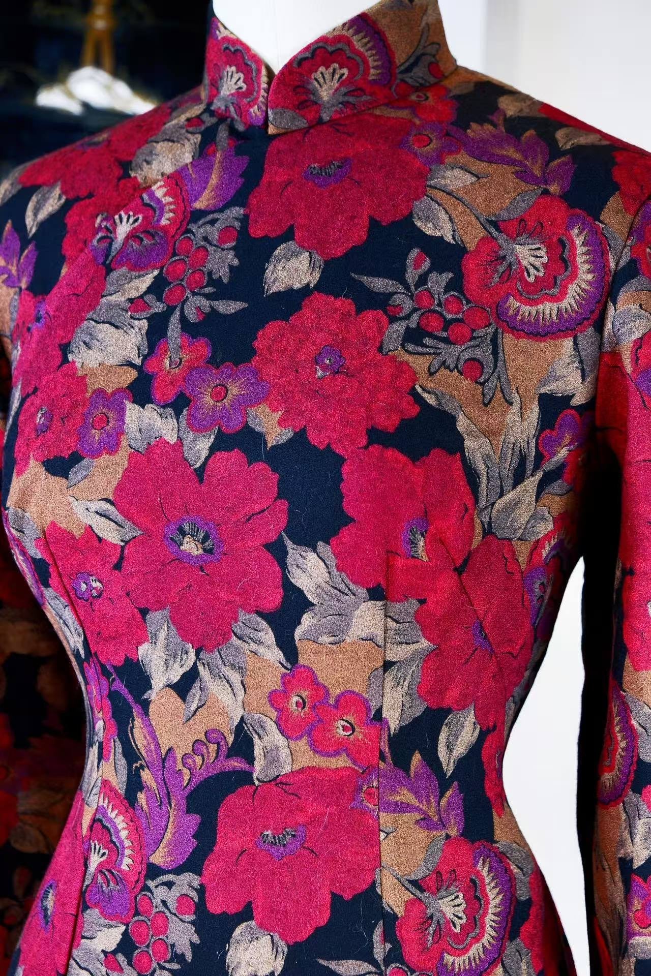 60年代 - 六十年代香港风华：深绀地“岭南花谱”印花羊毛丝绸混纺古董旗袍 — 维港记忆里的双重文化叙事 | 1960s - 1960s Hong Kong Elegance: A Vintage Wool-Silk Blend Cheongsam in Deep Navy with "Lingnan Botanical" Print — A Dual Cultural Narrative in the Memories of Victoria Harbour