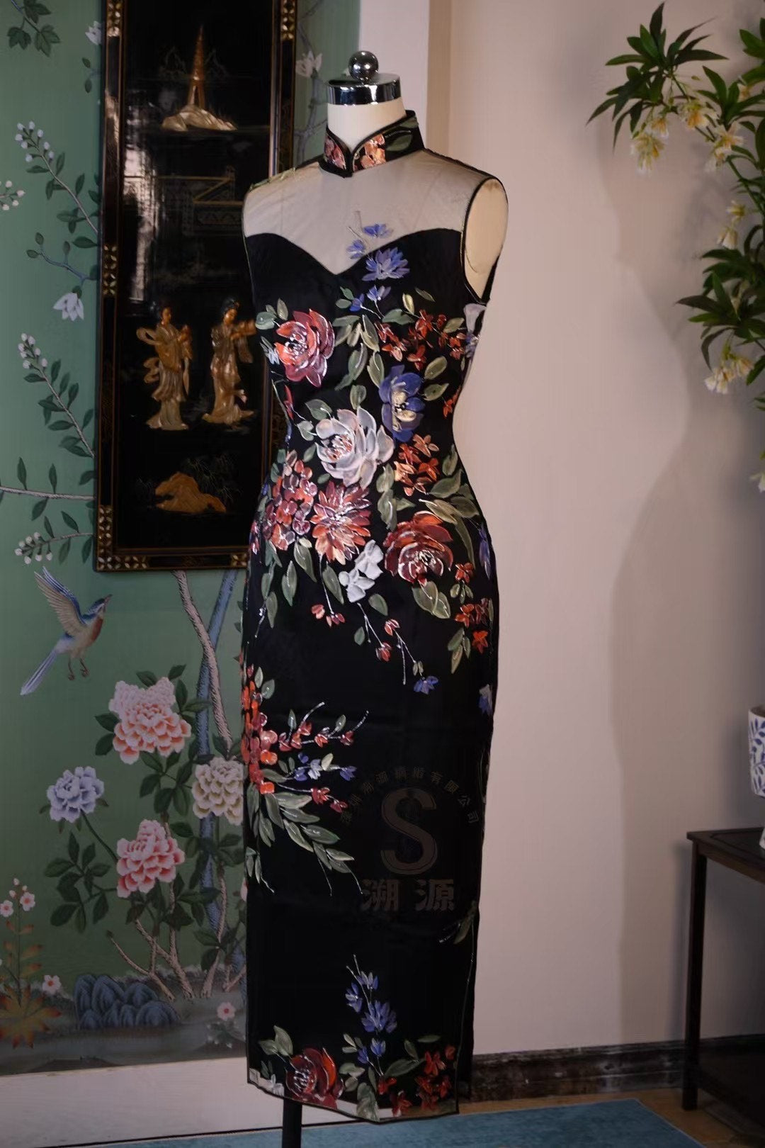 客订结缘 - 暗夜花境•Ruffo Coli高定手绘油画透视背无袖旗袍 | Customized Design - Nocturnal Flora: Ruffo Coli Haute Couture Hand-Painted Oil-Effect Sheer-Back Sleeveless Cheongsam