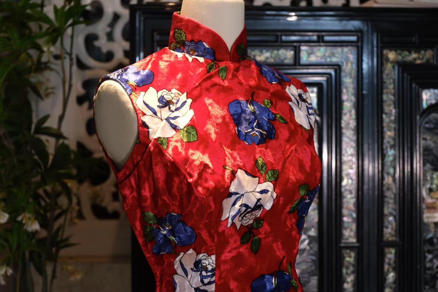 60年代 - 六十年代・烈焰絲絨・壓花玫瑰・曳地古董旗袍 / 1960s - The Sixties Scarlet - Embossed Velvet Rose - Floor-Length Antique Qipao