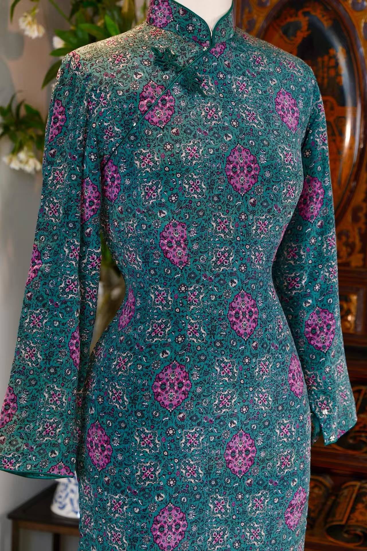 60年代 - 波斯涅槃·六十年代香港孔雀蓝嵌丝硬花扣线香绲古董旗袍 | 1960s - Persian Nirvana: A 1960s Hong Kong Vintage Cheongsam in Peacock Blue with Inlaid Hard Flower Buttons and Incense Stick Piping