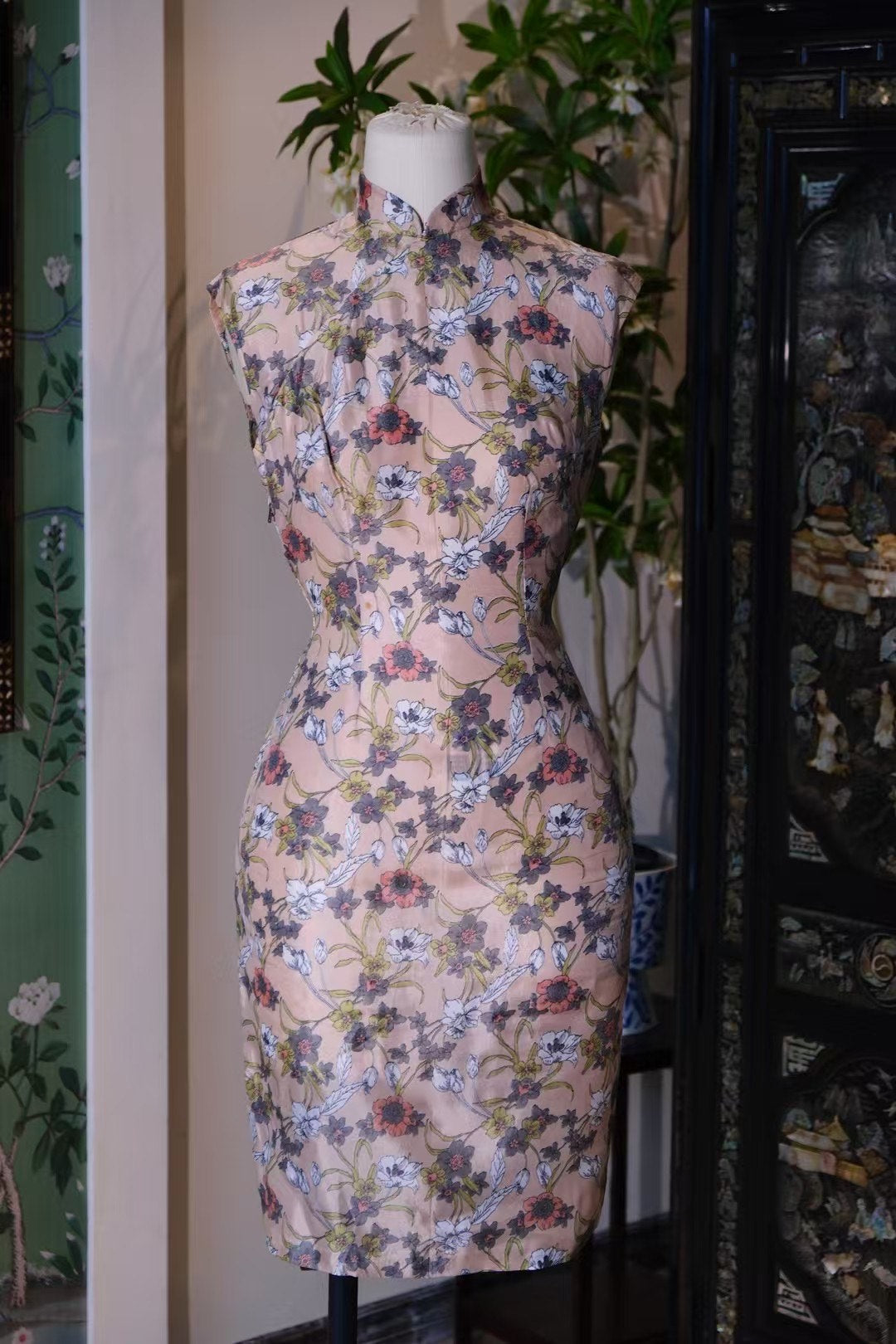 60年代 - 旧时光温婉：柔雾淡粉底色无袖旗袍，配莫兰迪色系手绘风花卉印花 | 1960s - Timeless Grace: Sleeveless Cheongsam in Muted Pink with Morandi-Palette Hand-Drawn Floral Print