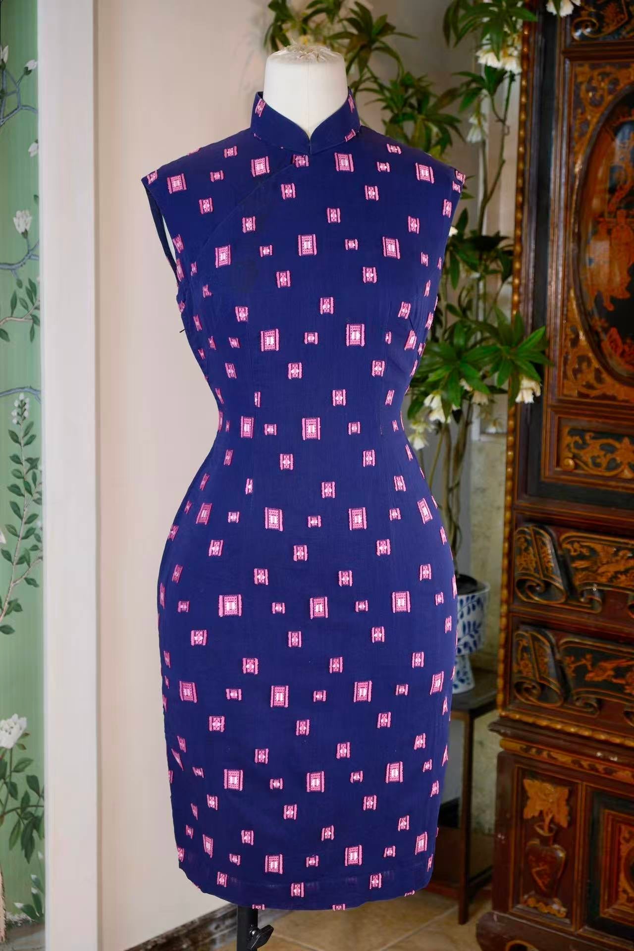 60年代 - 六十年代台湾风华：靛蓝底粉色几何机绣印花纯棉古董旗袍 — 工业化时代的传统回响与现代身体叙事 | 1960s - 1960s Taiwan Elegance: A Vintage Indigo Pure Cotton Cheongsam with Pink Geometric Machine Embroidery — Traditional Echoes of the Industrial Era and a Narrative of the Modern Body