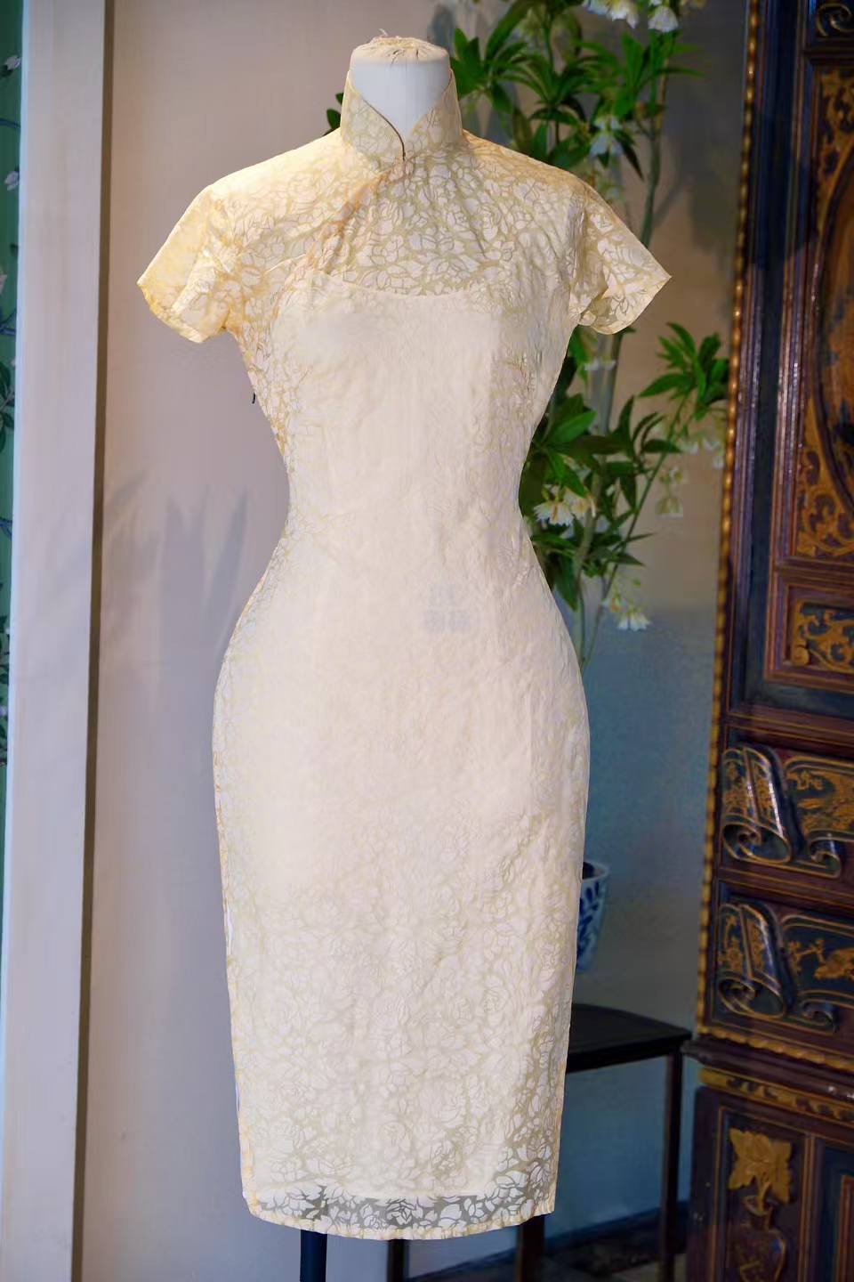 50 年代 - 凝脂映月·工笔写生意境鹅黄薄纱古董旗袍 | 1950s - Frozen Fat Reflecting the Moon: Vintage Goose Yellow Organza Cheongsam with Fine-Brushwork Rose Motif