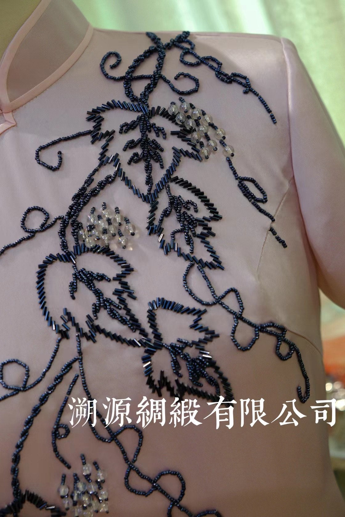 客定结缘 - 粉黛呈祥：古董袍同款手工钉珠「葡萄多福」港工旗袍 | Customized Design - Pink Grace & Auspice: Antique Qipao Replica with Hand-Beaded "Grape Cluster for Abundant Fortune" Hong Kong Craftsmanship Qipao