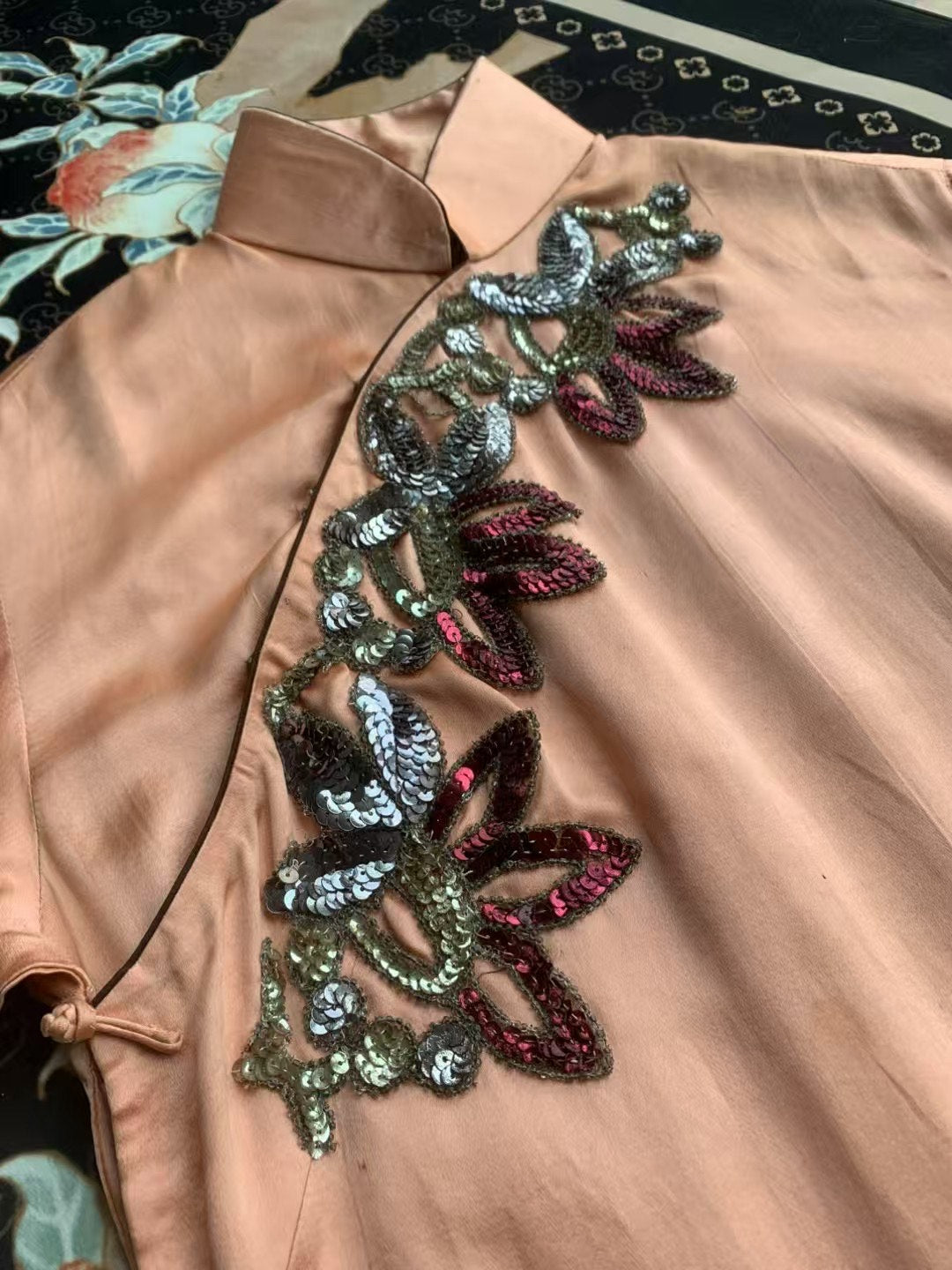 50年代 - 流光溢彩・蝦粉素緞・咖啡香绲・古董手工珠繡旗袍 / 1950s - Glimmering Radiance - Shrimp Pink Plain Satin - Coffee Trim Hand-Sewn Antique Beaded Qipao