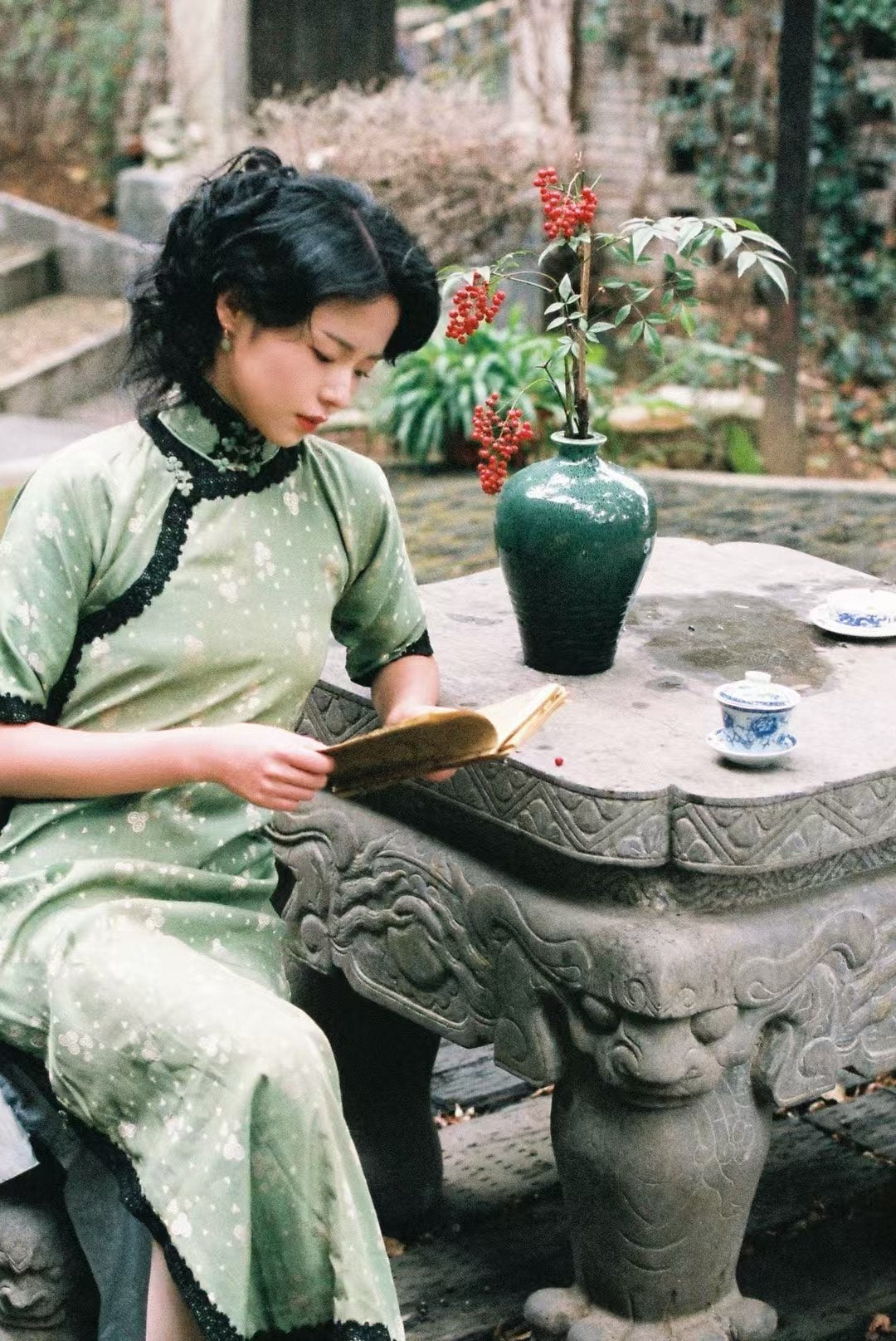 30年代 -新新有限公司典藏版“翠意盈袖”蕾丝滚边印花真丝乔其纱日常款旗袍 / 1930s - The "Emerald Charm Sleeves" Collection: A Genuine Silk Crêpe de Chine Qipao with Lace Trims and Printed Pattern, Produced by Sincere Company (New Era Department Store)