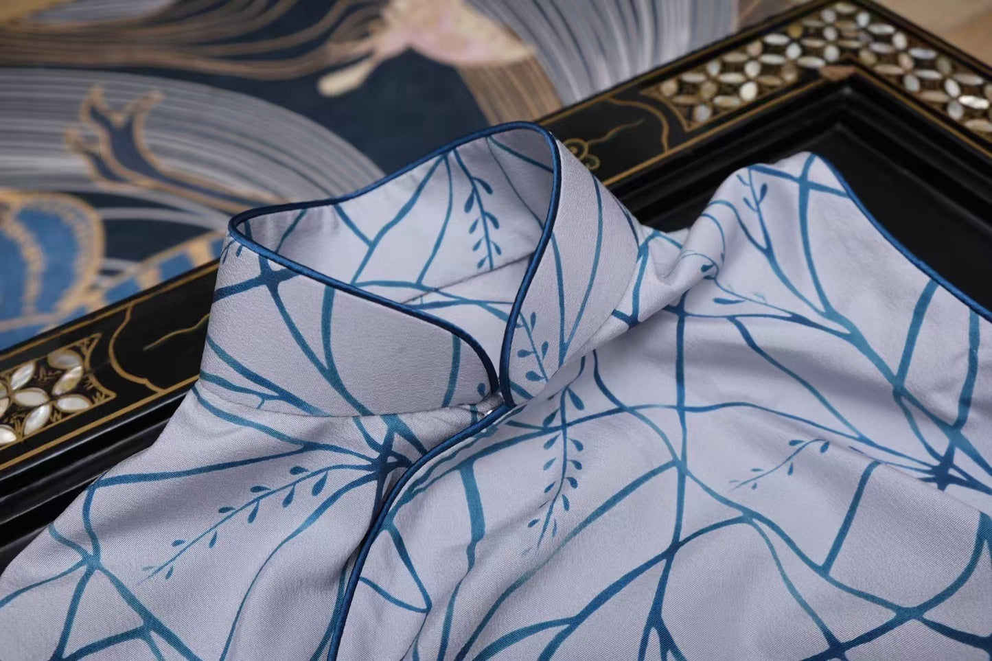 客订结缘 -《月夜听风》—— 青藤缠绕、疏影横斜的雅韵真丝旗袍 | Customized Design - "Listening to the Wind on a Moonlit Night" — The Elegant Silk Cheongsam of Intertwining Cyan Vines and Scattered Shadows