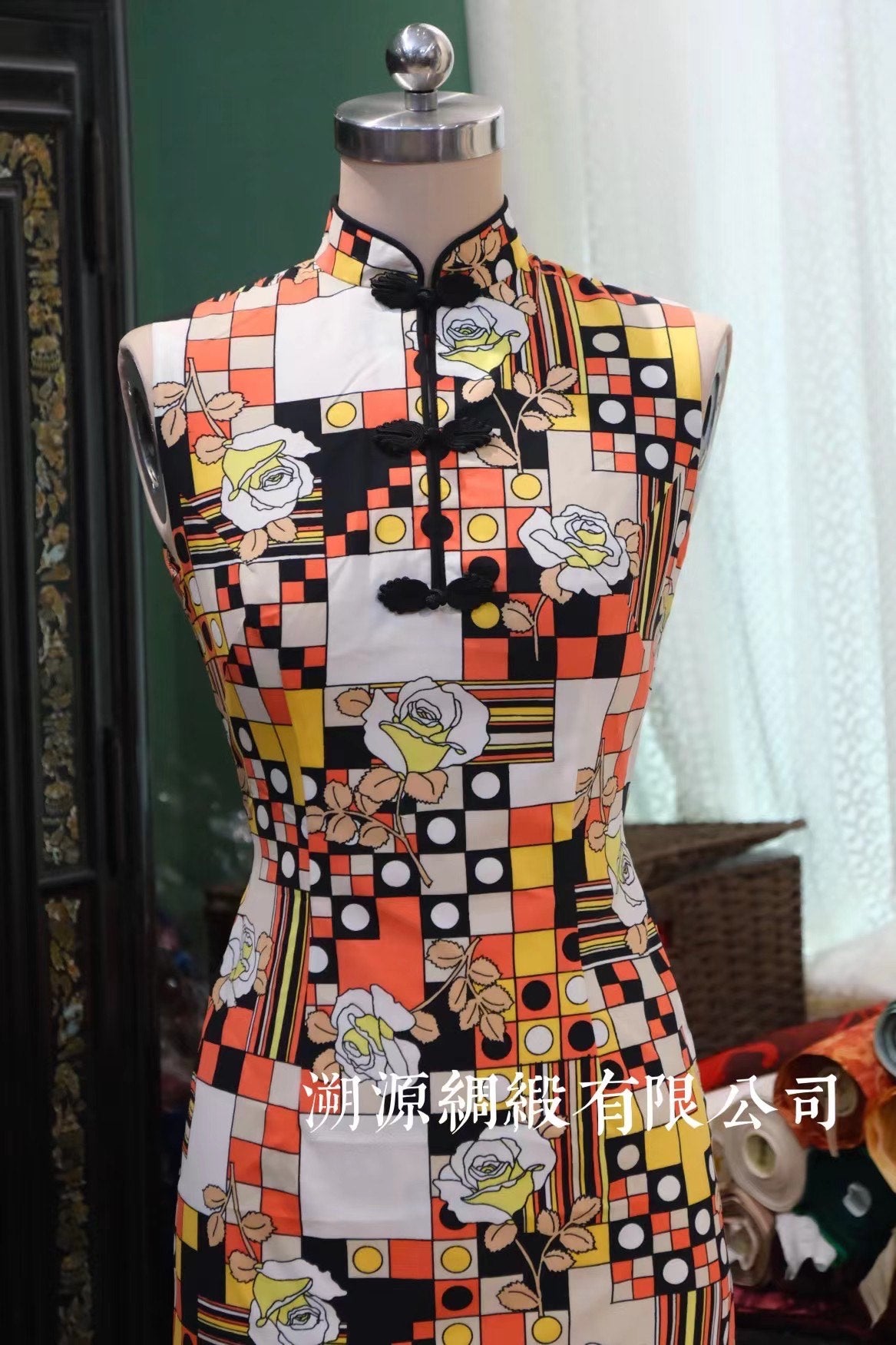 60年代 - 摩登玫瑰·几何交响：复古港工手作无袖古董旗袍 | 1960s - The Modern Rose Rhapsody: Vintage Hong Kong Craftsmanship Geometric Cheongsam