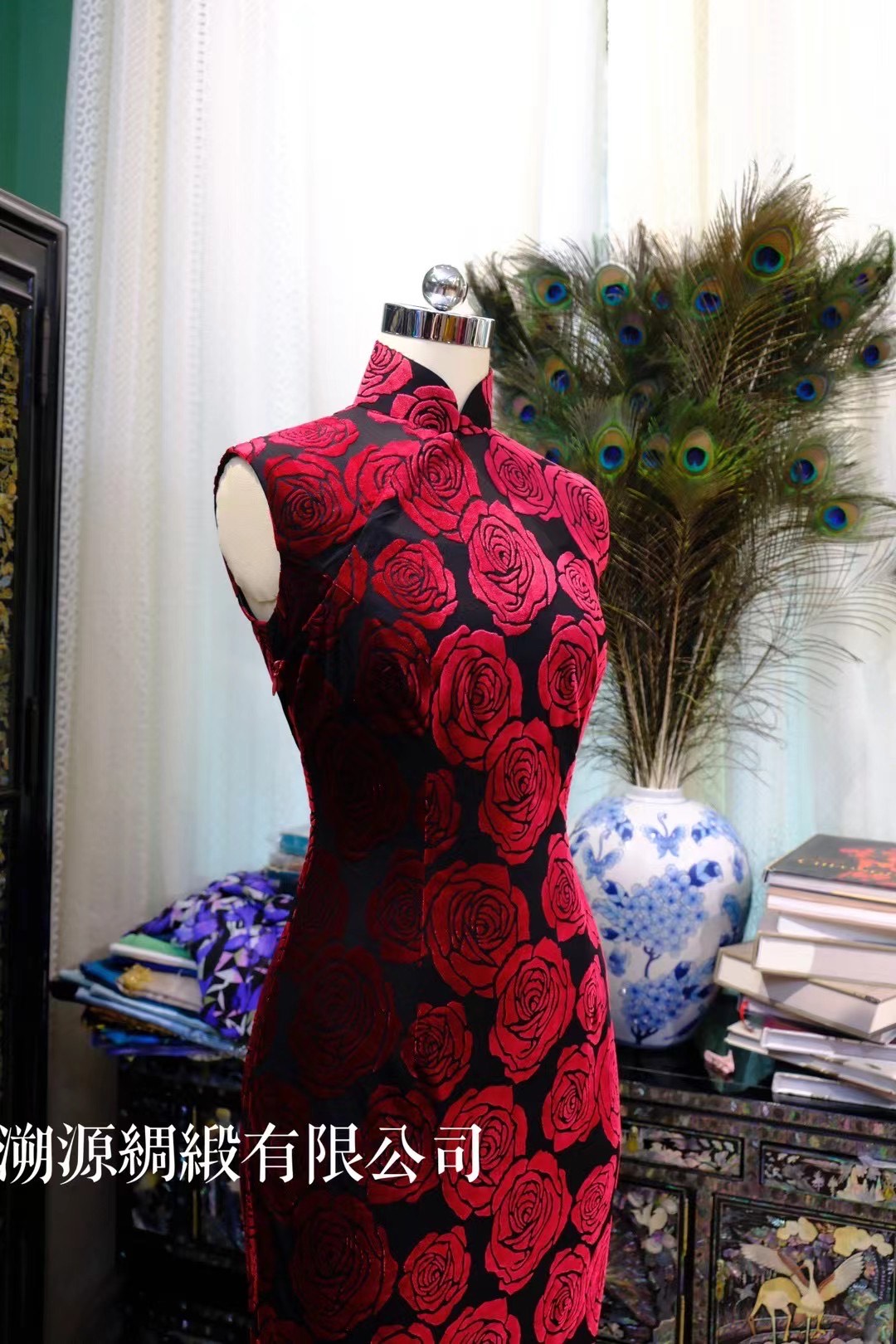 客定结缘 - 暗夜烈焰：红丝绒玫瑰无袖旗袍 | Customized Design - Midnight Inferno: Red Velvet Rose Sleeveless Qipao