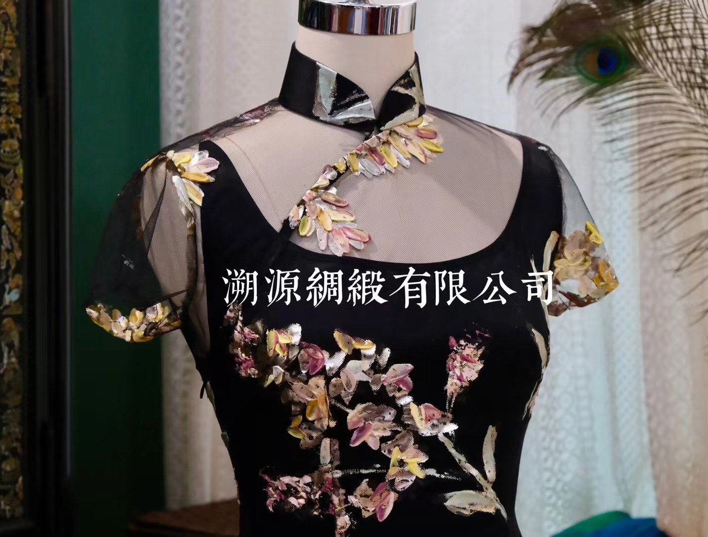 客定结缘 -【溯源】Ruffo Coli风格高定：“繁花如梦”——意式浪漫立体刺绣旗袍 | Customized Design - 【Sù Yuán】Ruffo Coli Style Couture: “Dreaming Blooms” — Italian Romantic 3D Embroidered Qipao