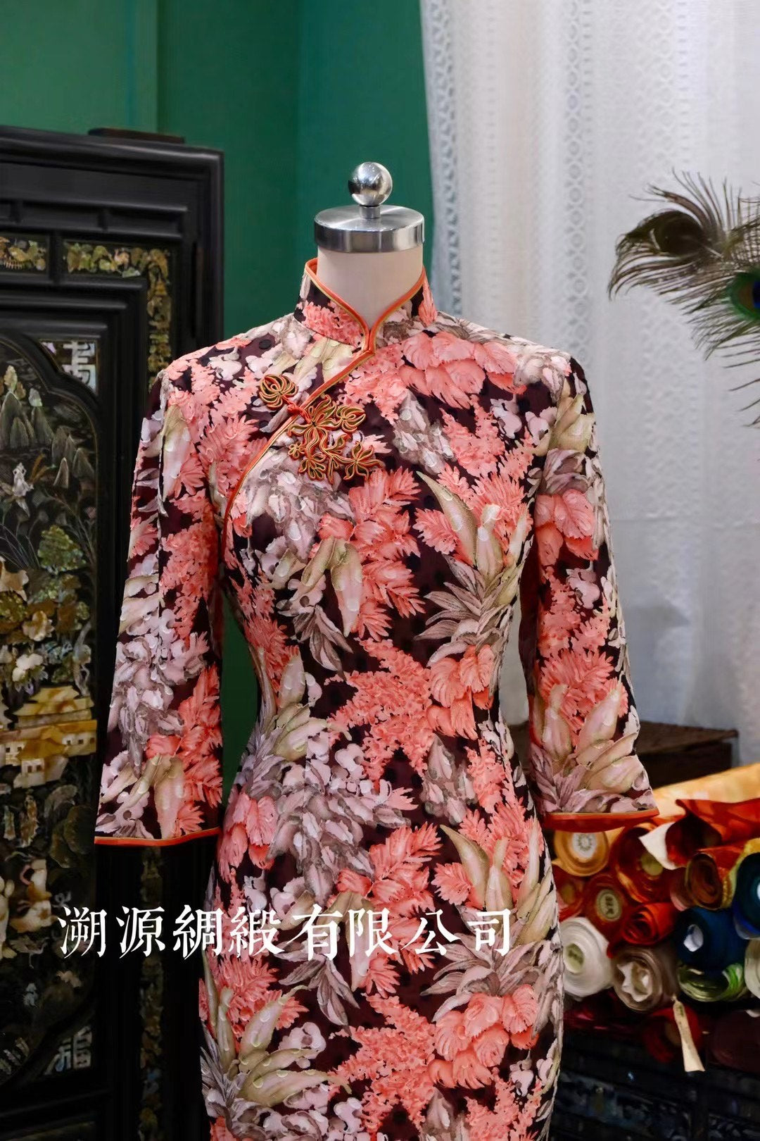 60年代 - 珊瑚夢華：暗底花葉紋七分袖優雅旗袍 | 1960s - The Coral Dream: Dark Ground Floral Leaf Three-Quarter Sleeve Qipao