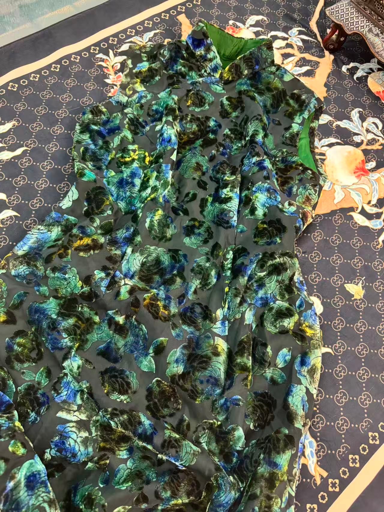 60年代 -【绿宝流光】翡翠梦境：无袖烧花丝绒旗袍——蓝绿渐变宝石花纹 | 1960s - "Jade Glow" Emerald Dream: Sleeveless Devoré Velvet Cheongsam – Blue-Green Ombré Jewel Floral Motif
