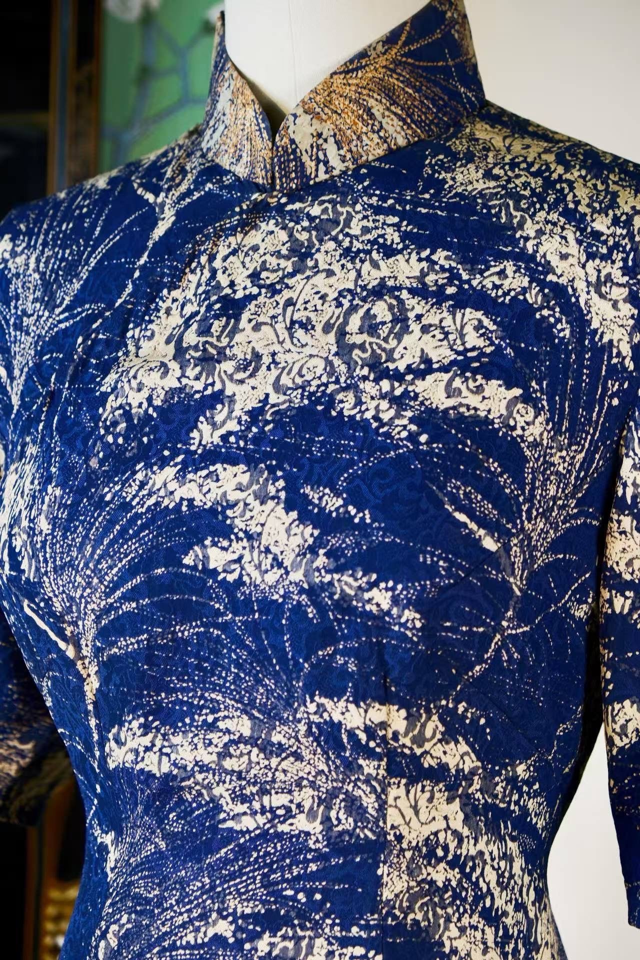 60年代 - 蓝金寓言·1960年代台湾产靛蓝斜纹绸米金羽叶卷草纹古董旗袍 | 1960s - Blue-Gold Fable: A 1960s Taiwan Vintage Indigo Silk Twill Cheongsam with Beige-Gold Feather-Leaf and Scroll Motifs