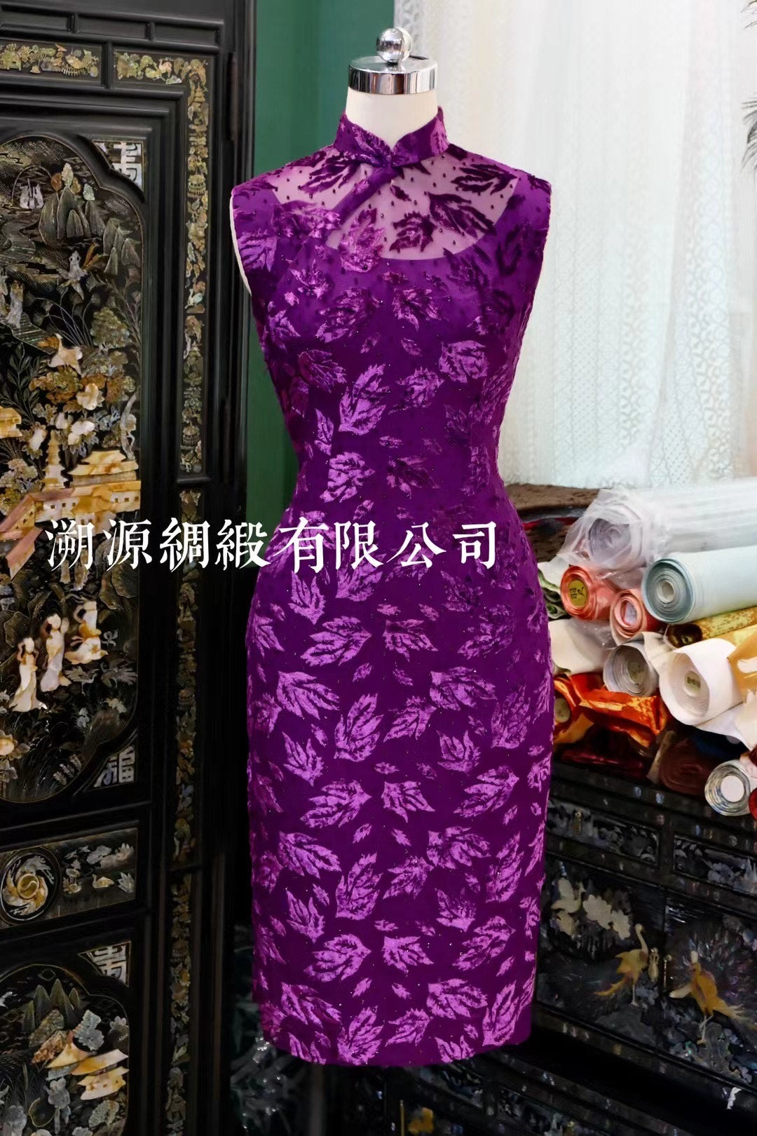 60年代 - 华丽珍藏：齐紫地烧花丝绒织银挖胸无袖港式旗袍 | 1960s - Luxury Vintage: Imperial Purple Velvet Burnout Sheer-Yoke Sleeveless Hong Kong Qipao