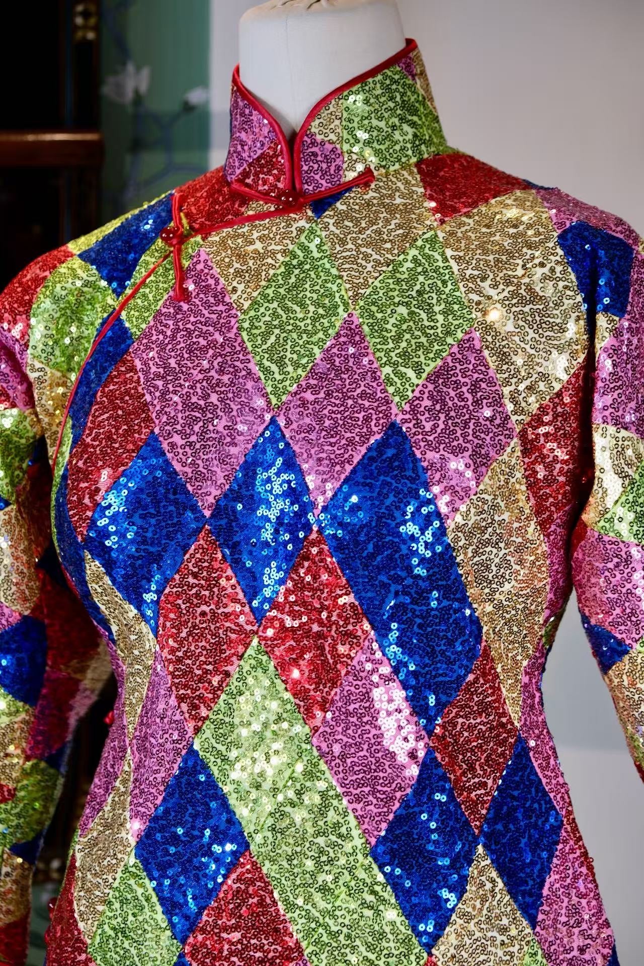 客订结缘 - 叠彩幻影 · 摩登几何序列亮片手工定制旗袍上衣 | Customized Design -  Chromatic Mirage: Modern Geometric Sequence Hand-Tailored Sequin Cheongsam Top