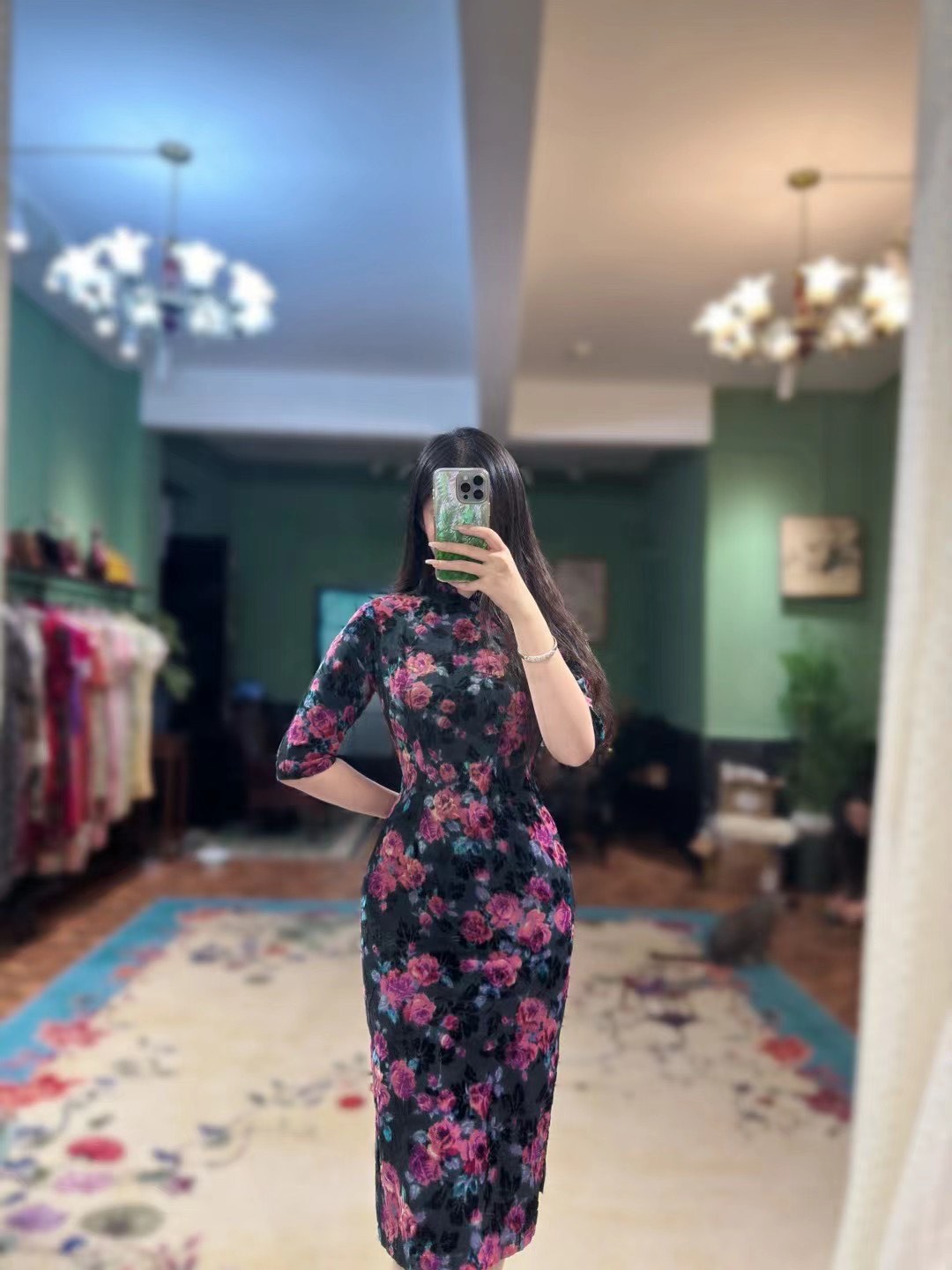 60年代 - 伯爵玫瑰的暗夜咏叹：Vintage 60s 烧花丝绒古董港袍 | 1960s - The Midnight Aria of Earl Roses: Vintage 60s Devoré Velvet Antique Qipao