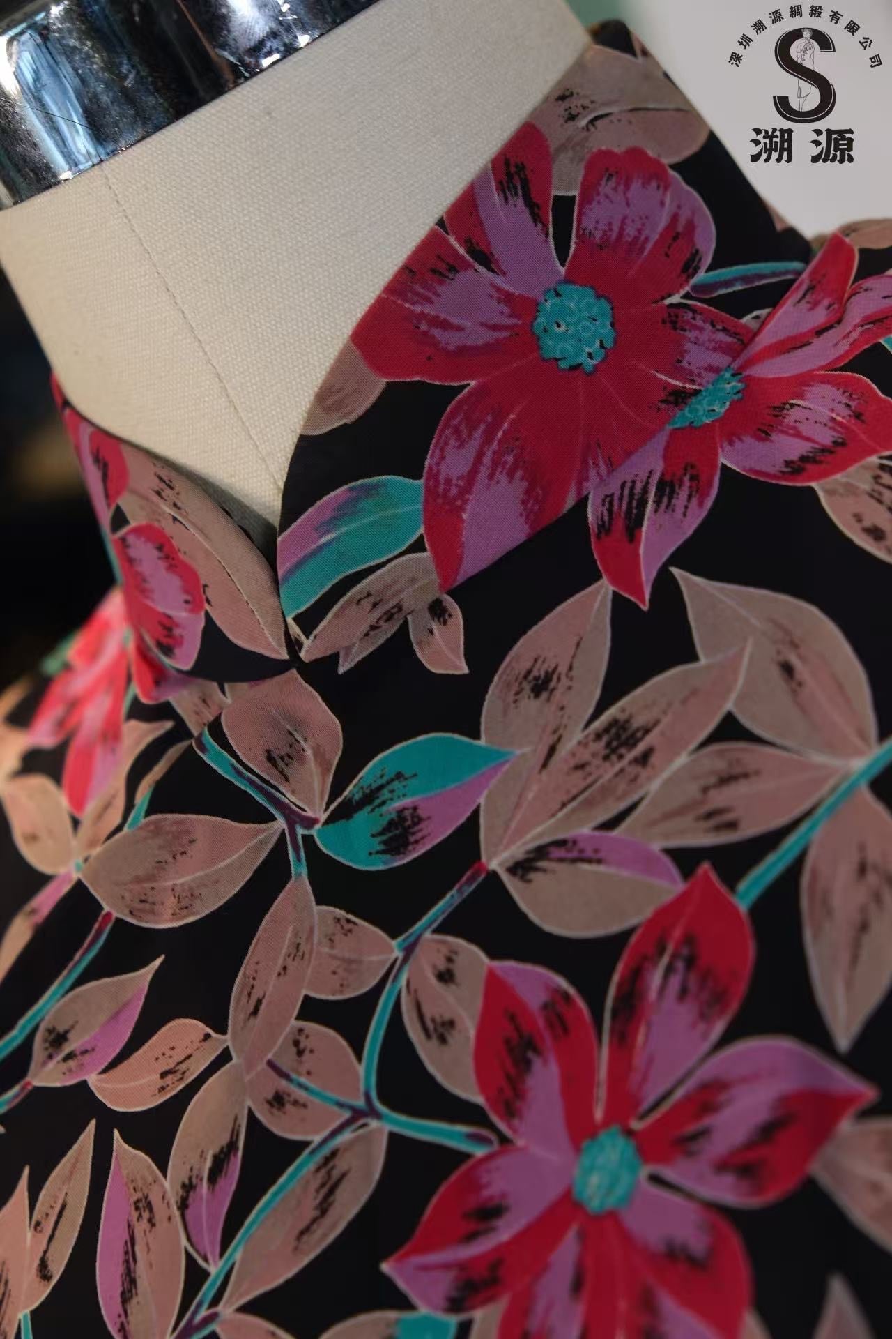 60年代 -【霓虹夜宴】Vintage 60s 丝绸无袖旗袍：黑底“粉蓝烟火”高定印花 | 1960s - "Neon Night Feast" Vintage 60s Silk Sleeveless Cheongsam: Black Base with "Pink and Blue Firework" Couture Print