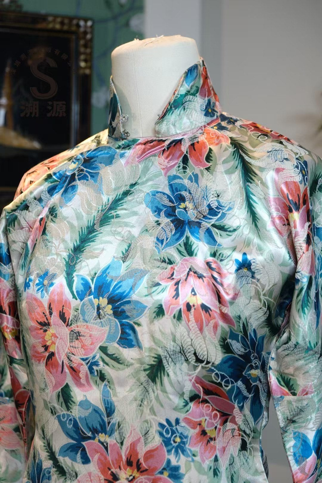 40年代 - 民国风华 · 月白地粉蓝花卉真丝长袖旗袍： 绡光流云，花影舞春风 | 1940s - Elegance of the Republican Era · Moonlight White Silk Long-Sleeved Cheongsam with Pink and Blue Floral Print: Shimmering Silk, Floral Shadows Dancing in the Spring Breeze