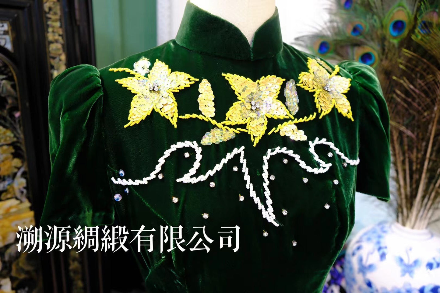 70年代 - 墨绿天鹅绒高领手工钉珠公主袖收腰长款古董旗袍：【旧日翡翠】| 1970s - Dark Green Velvet High-Collar Hand-Beaded Princess-Sleeve Fitted Long Antique Qipao: "Old-Time Jade"