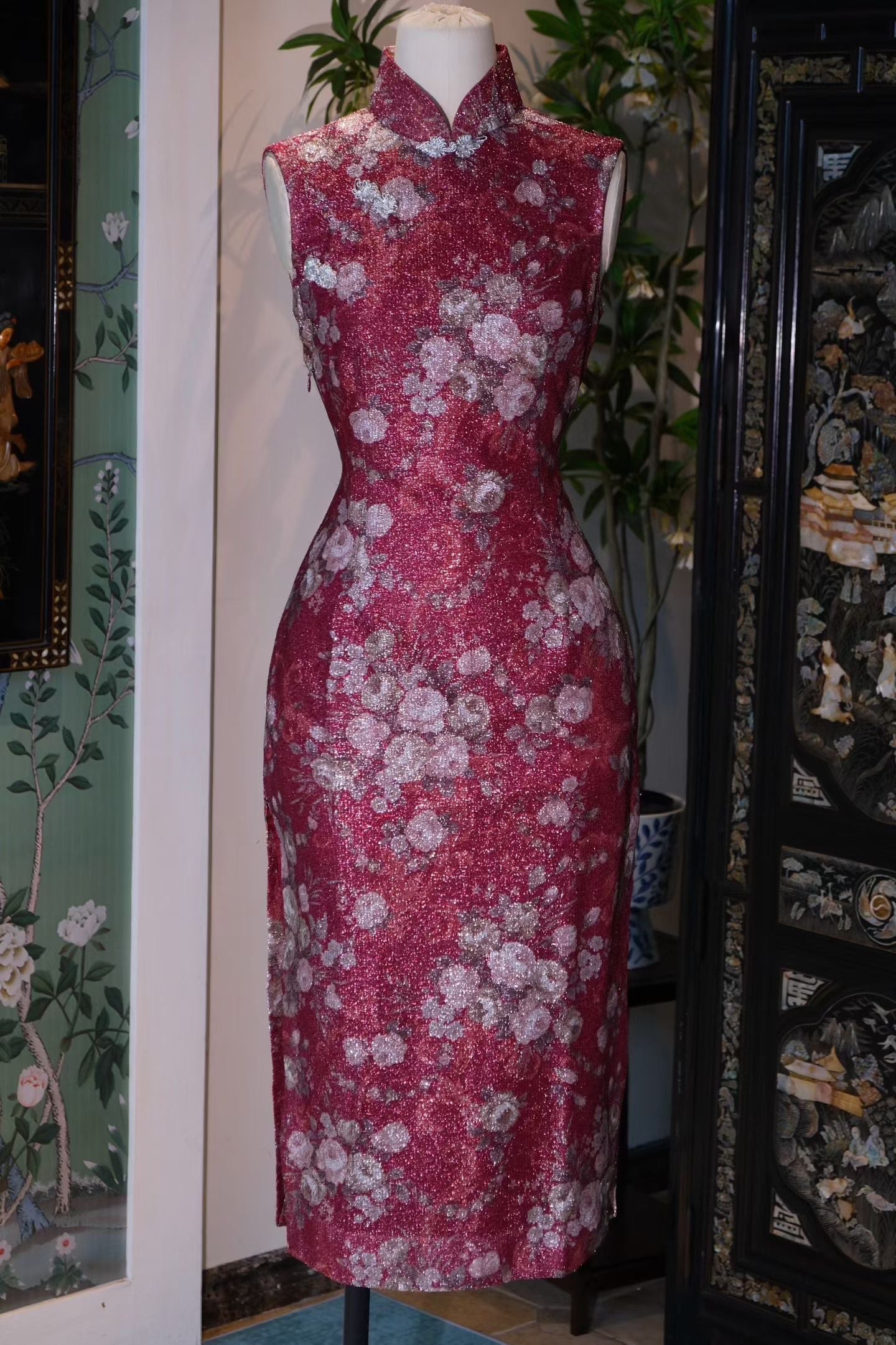 60年代 - 「绯红星河」：六十年代织银繁花无袖古董旗袍（V&A博物馆同款）/ 1960s -  "Crimson Stardust": A 1960s Vintage Hong Kong Sleeveless Qipao with Lurex-Woven Blooms (V&A Museum Style)