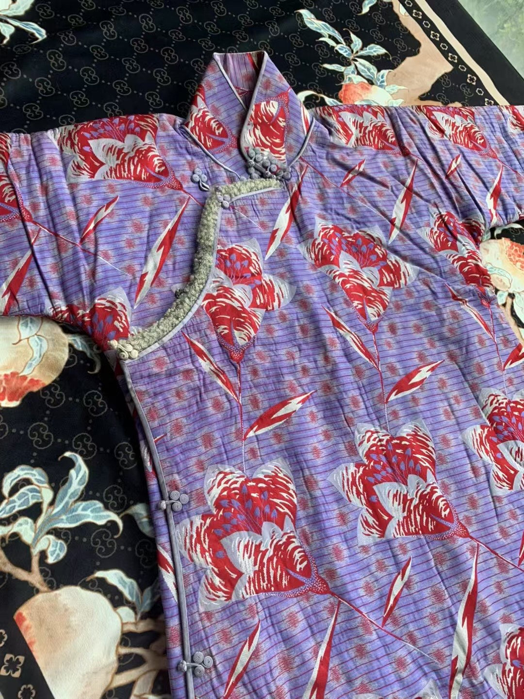 30年代 - 完颜立童记的同款民国三十年代Art Deco羊羔毛衬里古董曳地旗袍 / 1930s - Wanyan Litongji's matching/same style antique floor-length Qipao gown from the 1930s Republic of China era, featuring an Art Deco design and a lambswool lining