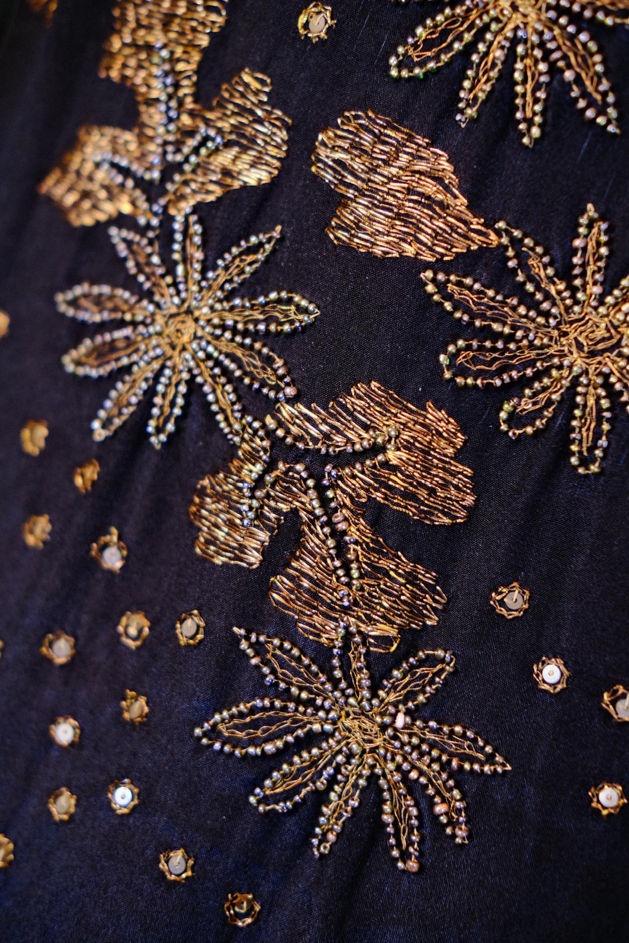 星夜流金：民国二十年代真丝法绣古董裙的“东西合璧” | Gilded Starry Night: An East-West Fusion of a 1920s Silk French-Embroidered Antique Dress