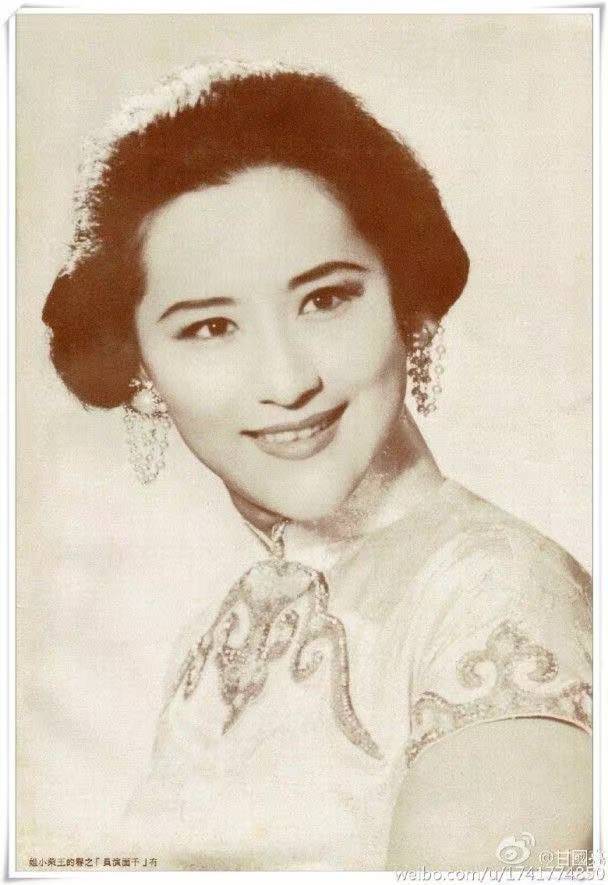 50年代 - 五十年代香港天鹅绒线香钉珠如意云头旗袍 | 1950s - A Pinnacle of 1950s Hong Kong Craftsmanship: The Velvet Beaded "Ruyi Cloud" Qipao
