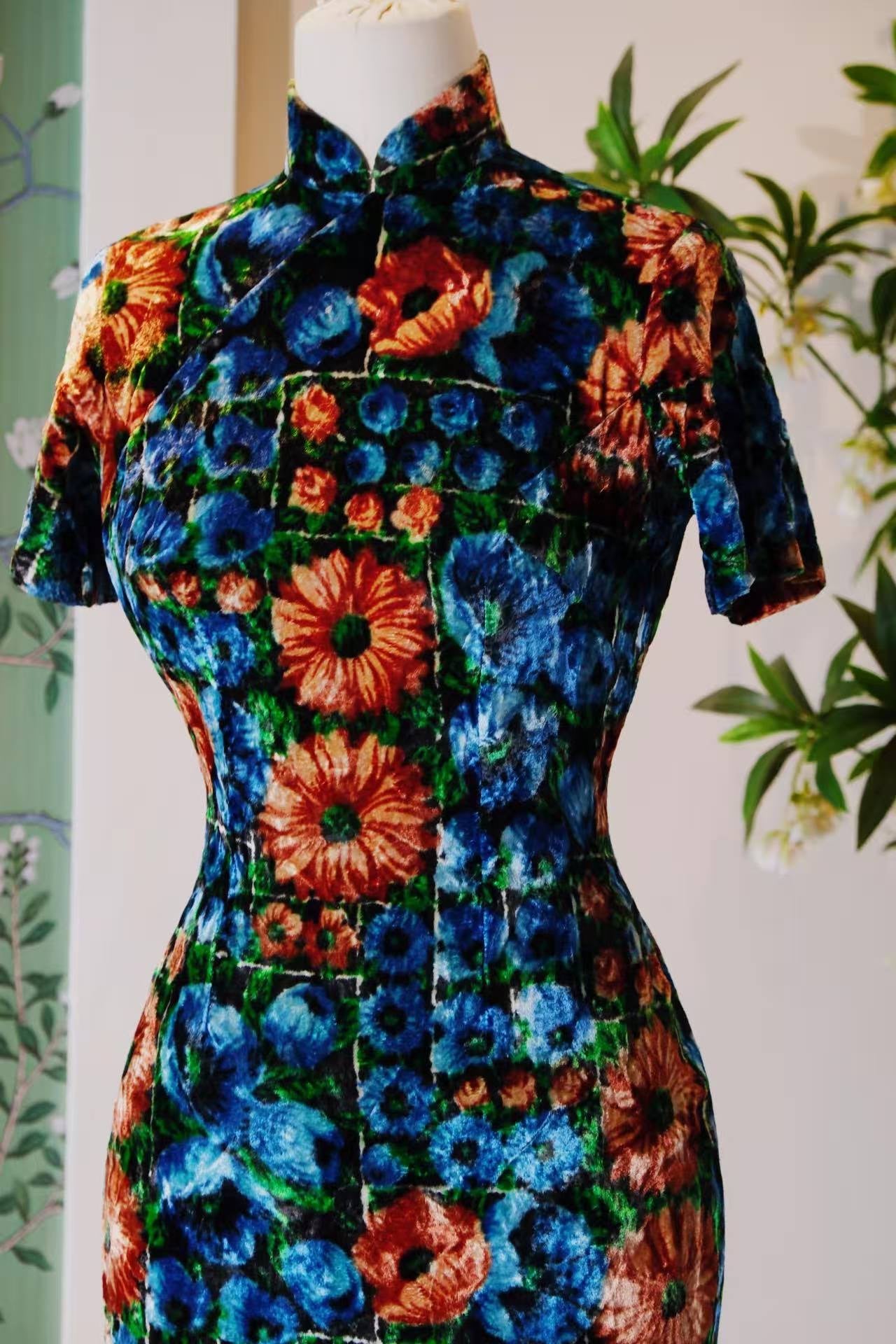 60年代 - 手绘水彩装饰艺术金丝绒台湾产古董旗袍 | 1960s - A Vintage 1960s Taiwanese Cheongsam in Hand-Painted Art Deco Velvet