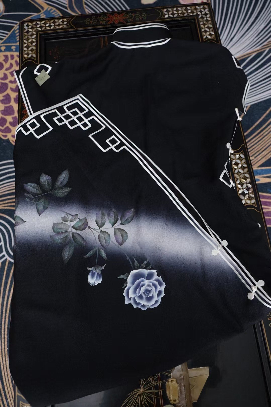 客订结缘 - 暗夜玫瑰：黑白水墨渐变印花长旗袍，配新中式几何白描滚边 | Customized Design- Midnight Rose: Black and White Ink Wash Gradient Long Cheongsam with Neo-Chinese Geometric Piping