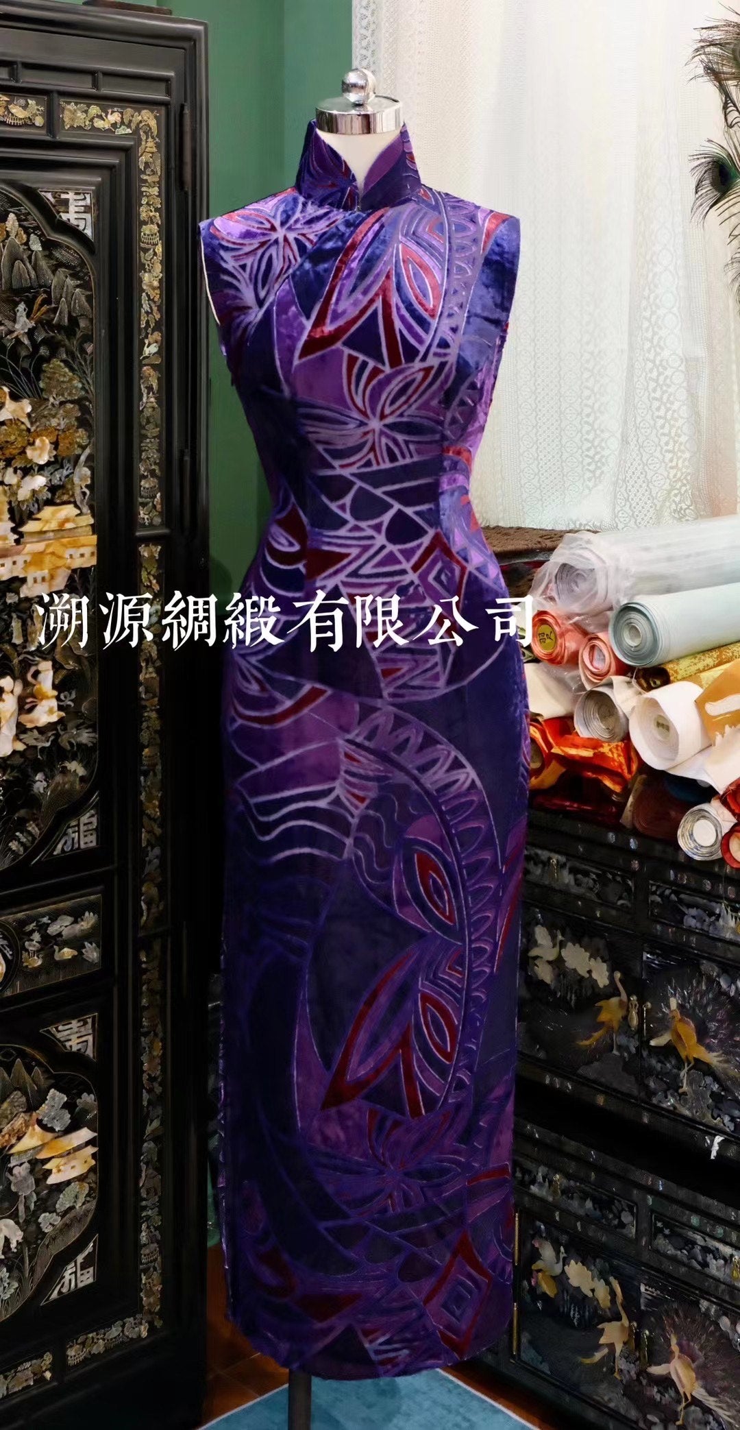 高定成衣 - 幽蓝之境·烂花丝绒几何图腾旗袍 | Luxury Ready-to-Wear (RTW) - Realm of Deep Blue: Devoré Velvet Geometric Totem Qipao