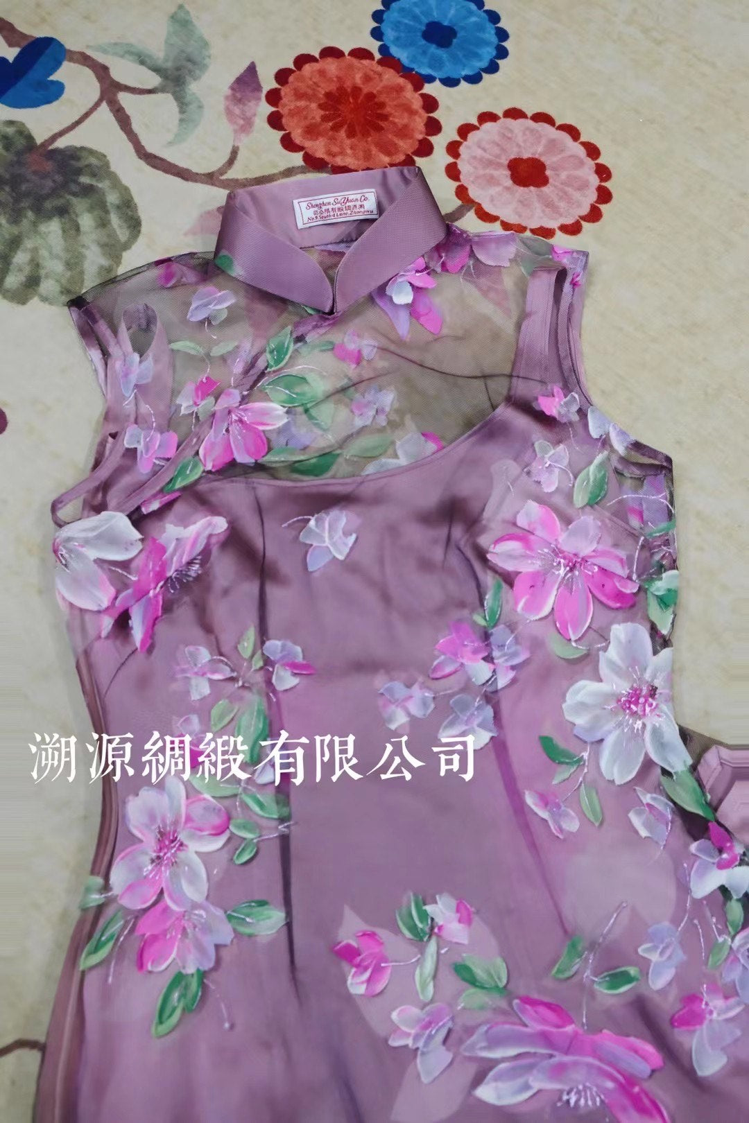 客定结缘 - Ruffo Coli 高定手工彩绘双层欧根纱无袖旗袍：《紫鸢花之恋》| Customized Design - Ruffo Coli Hand-Painted Haute Couture Double-Layer Organza Qipao: “Violet Iris Romance”
