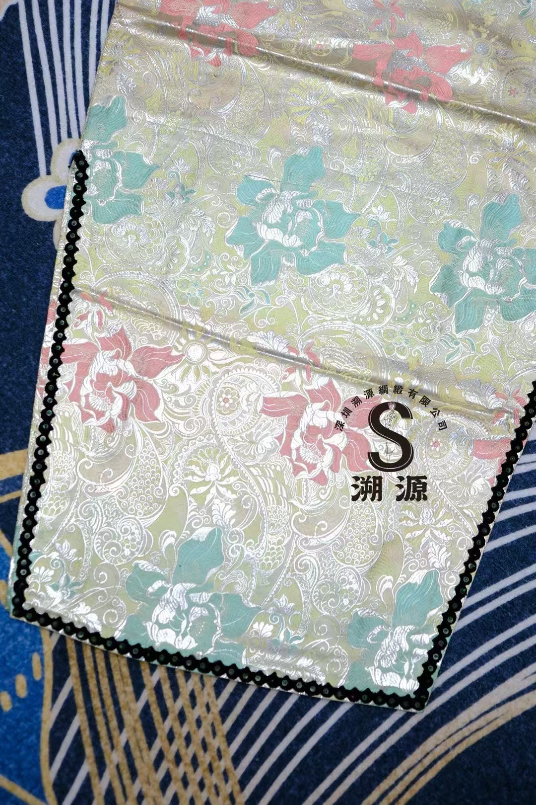 40年代末50年代初 - 民国摩登 · 织银撞色花卉长袖旗袍： 亮片丝绒绲边，光华溢彩 | 1940s -1950s- Republican Era Modernity · Woven-Silver Color-Block Floral Long-Sleeved Cheongsam: Sequined Velvet Trim, Glimmering Splendor