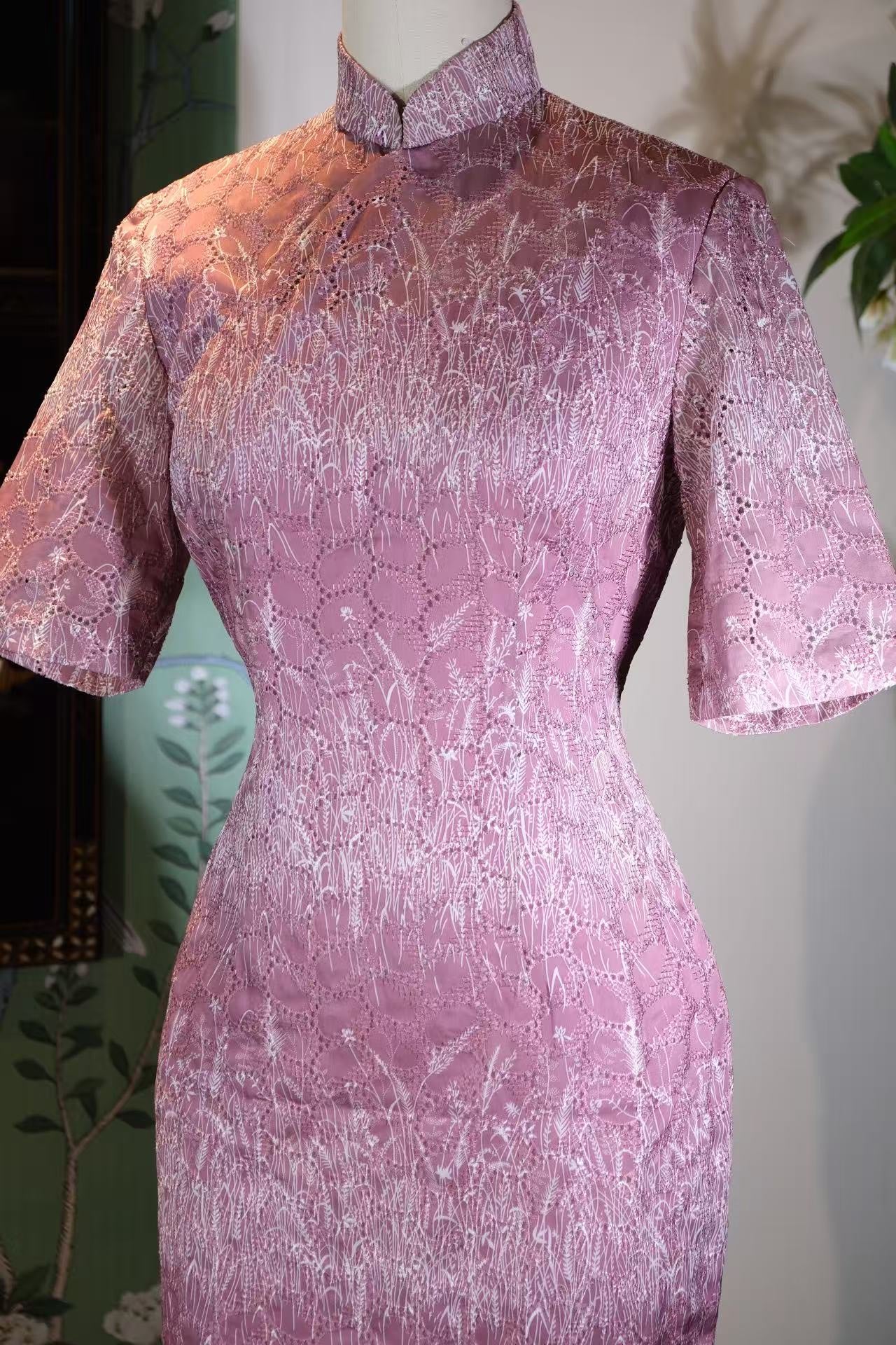 60年代 -「粉黛流芳·六零风华」—— 台湾机绣蕾丝印花古董旗袍 | 1960s - "Powdered Elegance, Timeless Grace" — A 1960s Taiwan-made Machine-Embroidered Lace Print Antique Qipao