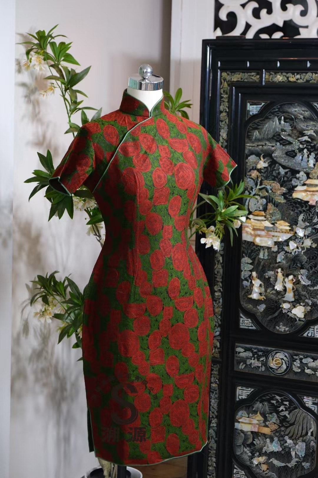 50年代 - 【烈焰蔷薇】Vintage 50s 油画玫瑰羊毛呢 线香绲港式三角腰花瓶底短旗袍 | 1950s - 【Blazing Rose】Vintage 50s Wool Felt Qipao with Oil-Paint Rose Pattern & Incense Stick Piping