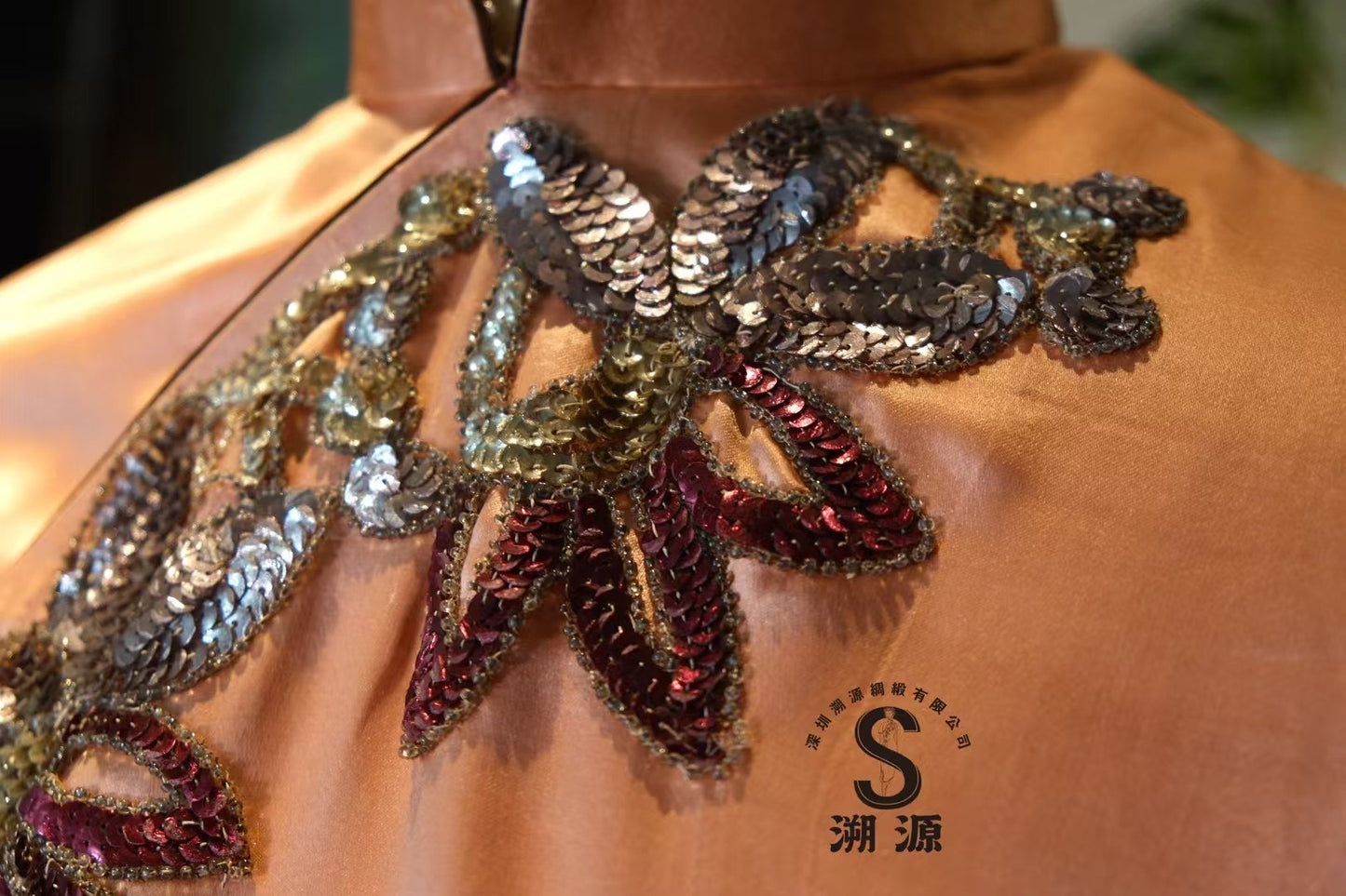 50年代 - 流光溢彩・蝦粉素緞・咖啡香绲・古董手工珠繡旗袍 / 1950s - Glimmering Radiance - Shrimp Pink Plain Satin - Coffee Trim Hand-Sewn Antique Beaded Qipao