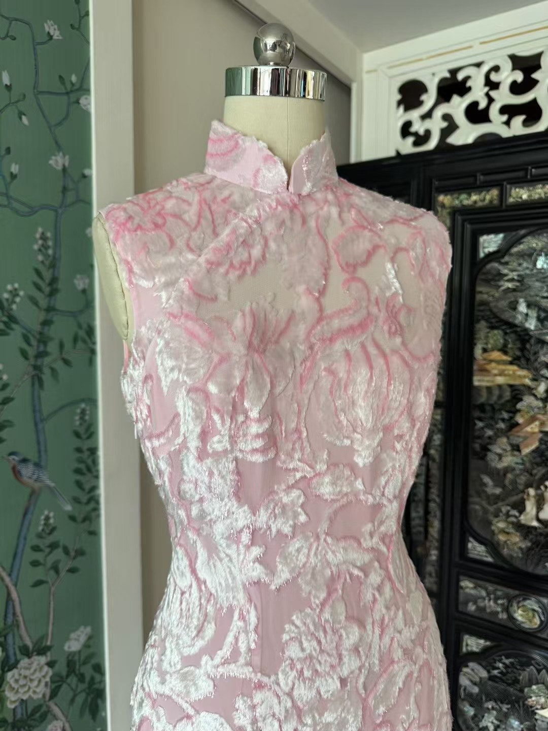 客定结缘 - 华贵典雅：粉底白绒浮雕花卉无袖旗袍 |  An Elegant Sleeveless Qipao/Cheongsam in Pale Pink with White Raised/Flocked Floral Motif