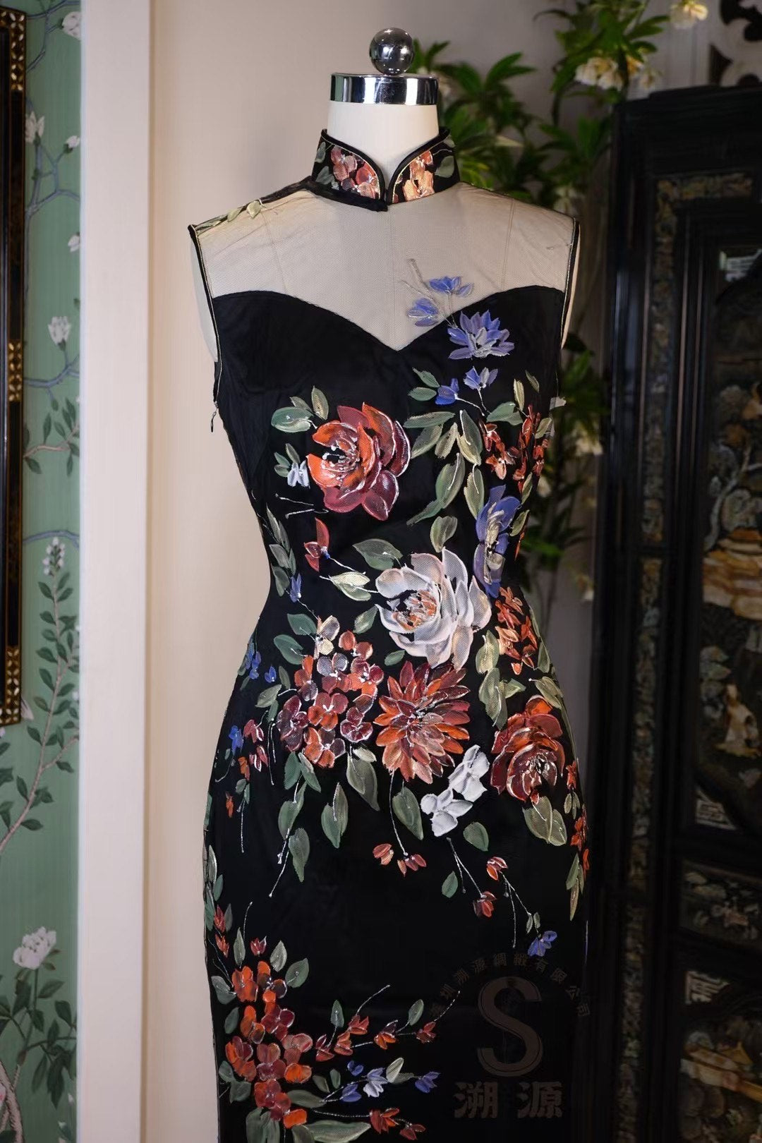 客订结缘 - 暗夜花境•Ruffo Coli高定手绘油画透视背无袖旗袍 | Customized Design - Nocturnal Flora: Ruffo Coli Haute Couture Hand-Painted Oil-Effect Sheer-Back Sleeveless Cheongsam