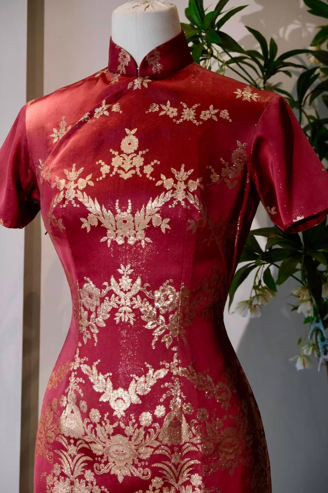 50年代 - 上世纪五十年代香港织金提花缎巴洛克旗袍 |  1950s - A Fifties Hong Kong Brocade Baroque Cheongsam (Qipao)