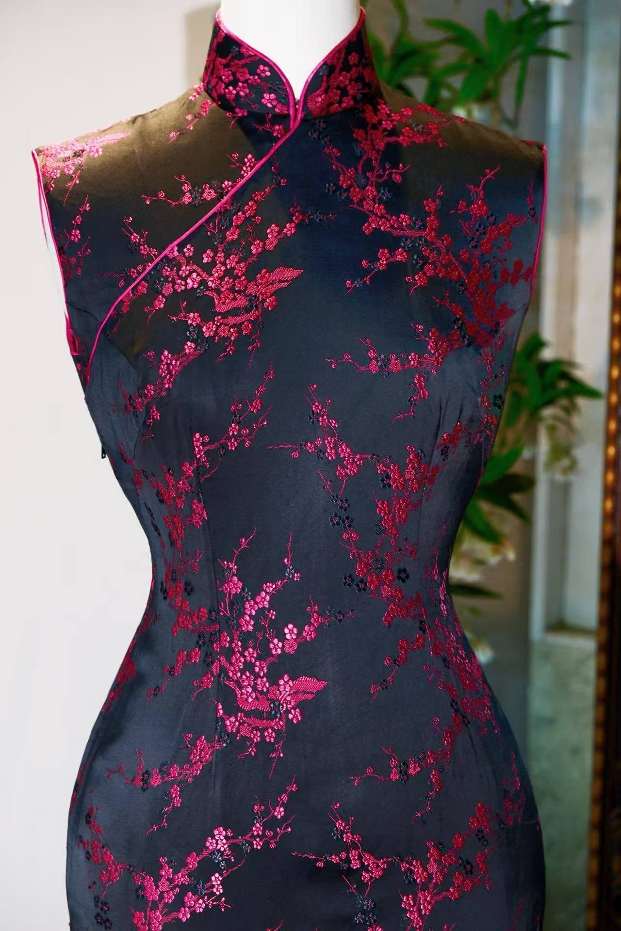 60年代 - 玫红梅花提花织锦缎古董旗袍 | 1960s - A Vintage 1960s Rose-Red Plum Blossom Brocade Jacquard Cheongsam