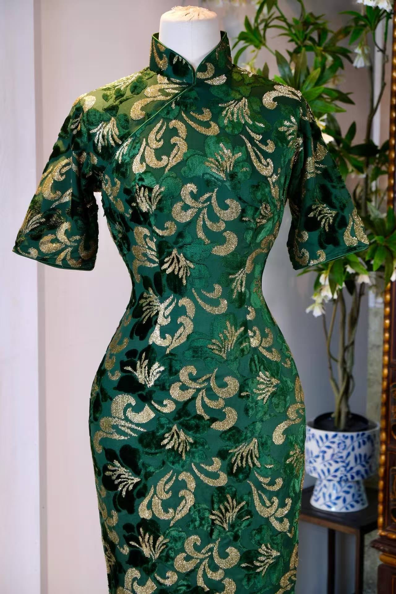 60年代 - 绿金流韵·六十年代香港制意大利织金烧花丝绒线香绲古董旗袍 | 1960s - Flowing Emerald & Gold: A 1960s Hong Kong Vintage Italian Devoré Gold Brocade Velvet Cheongsam with Incense-Stick Piping